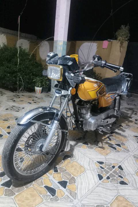 
دراجة نارية للبيع، بحالة جيدة جداً مع لون برتقالي مميز. تتميز بأداء قوي وتصميم جذاب يلائم الاستخدام اليومي أو للرحلات القصيرة. مناسبة لمن يبحث عن دراجة عملية وبسعر معقول. للاستفسار، يرجى الاتصال على الرقم الموجود في الإعلان.