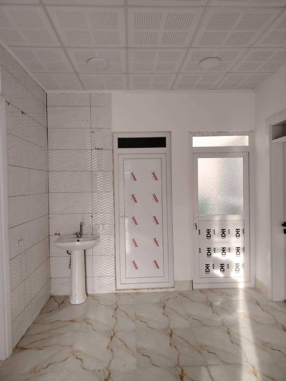 بيت مساحه ١٦٠ متر في منطقه ملك شاه محتويات الدار استقبال وهول وغرفتين  وحمام داخلي وكراج وبيه بير خاص وكامل الخدمات سعر البيت ٣١ مليون وبيه مجال بسيط والبيت بناء حديث غير مسكون الرقم ***********
