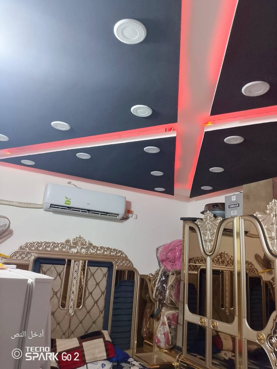 بيت للبيع 200 متر بلديه بلحولي خلف الملعب واصل للتقدير منا الشهر يتقدر بي غرفتين وصاله ومطبخ واستقبال السعر 50 البيت بلوك
***********
