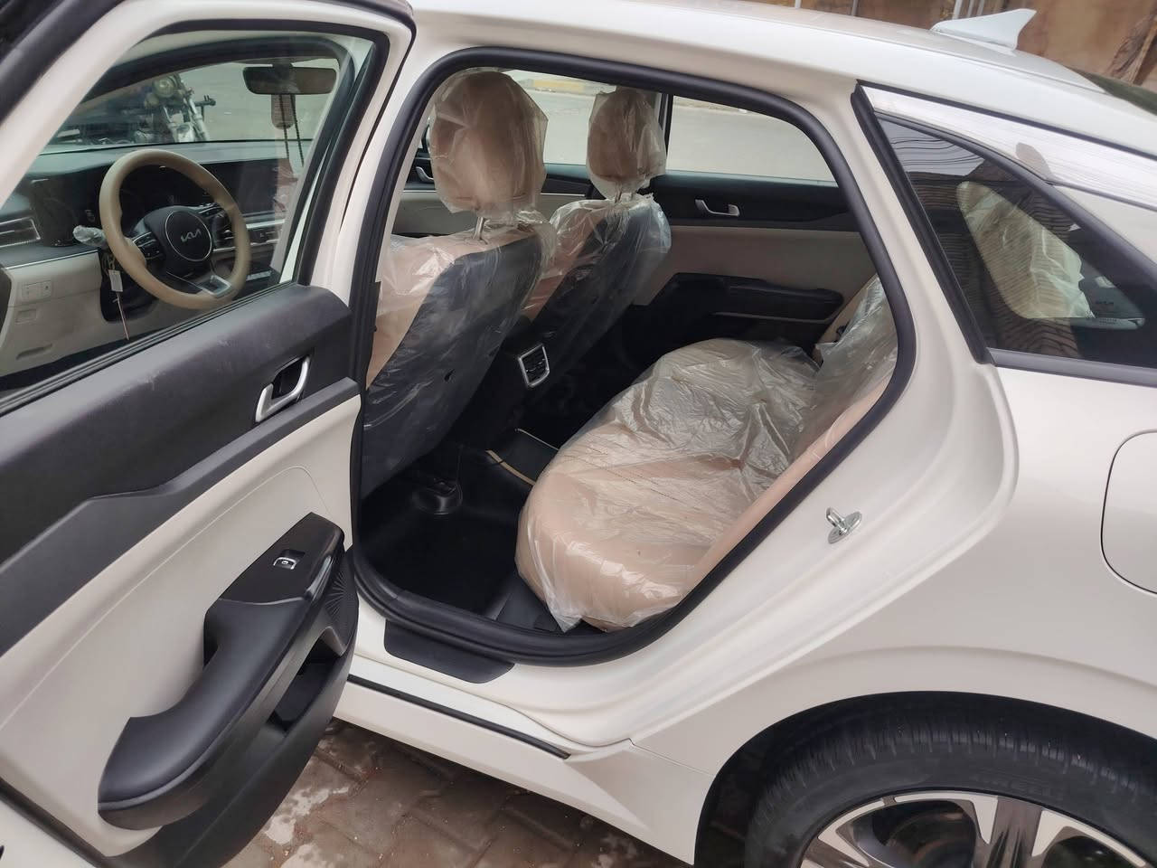 K5 موديل ٢٣خليجيه رقم بغداد باسمي تحويل ثاني يوم السعر ٢١٠ وبيها مجال لشراي للستفسار الاتصال على الرقم ***********
