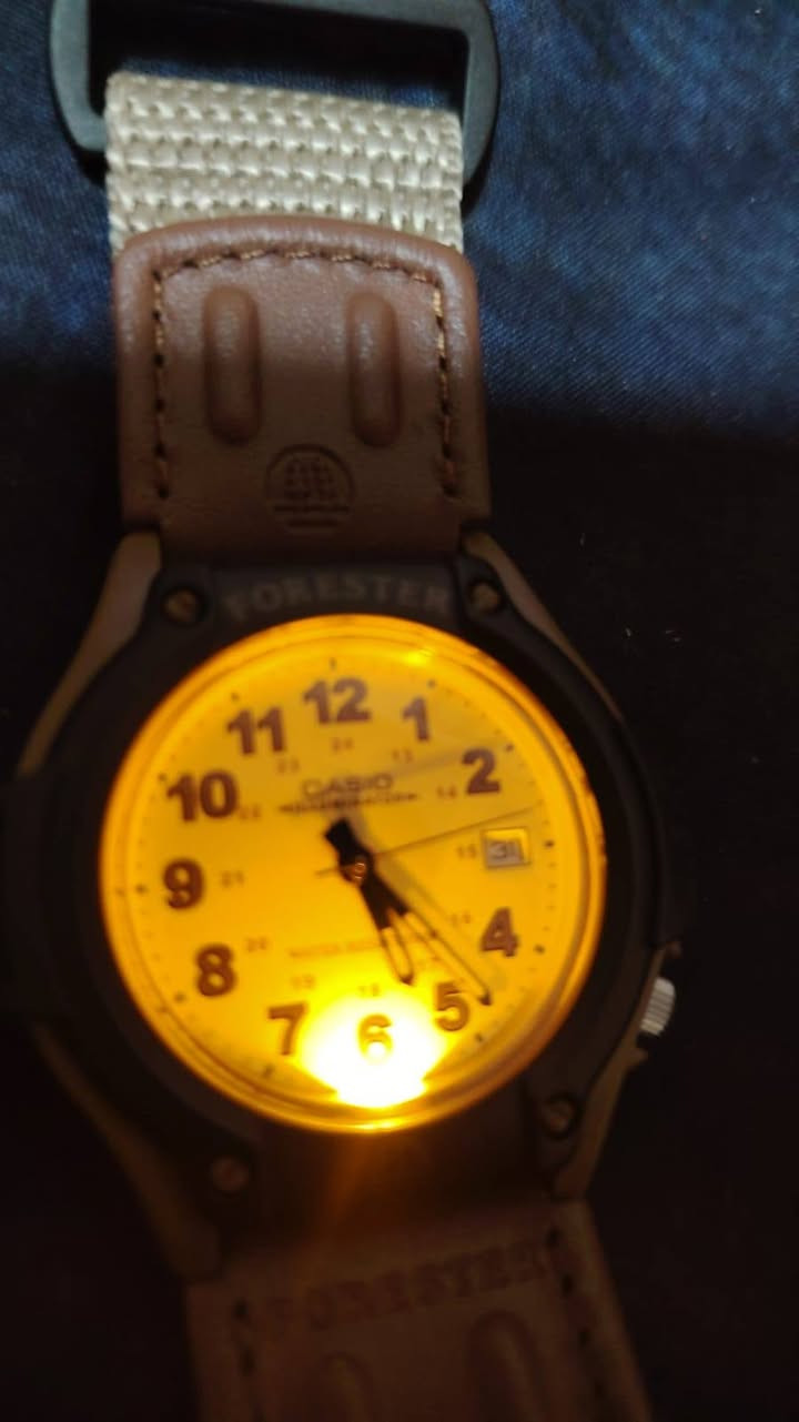 هذه الساعة هي ساعة كاسيو فورستر (Casio Forester) وتتميز بحزامها البني المتين. [1, 2]
المميزات الرئيسية: مقاومة للماء حتى عمق 100 متر، وضوء LED، وعرض التاريخ.

المادة: هيكل من الراتنج مع حزام من الجلد والقماش.

الطراز: طراز رقم FT-500WC-5BVCF. [1, 2]
*********** متواجد خاص واتساب مازنجر
