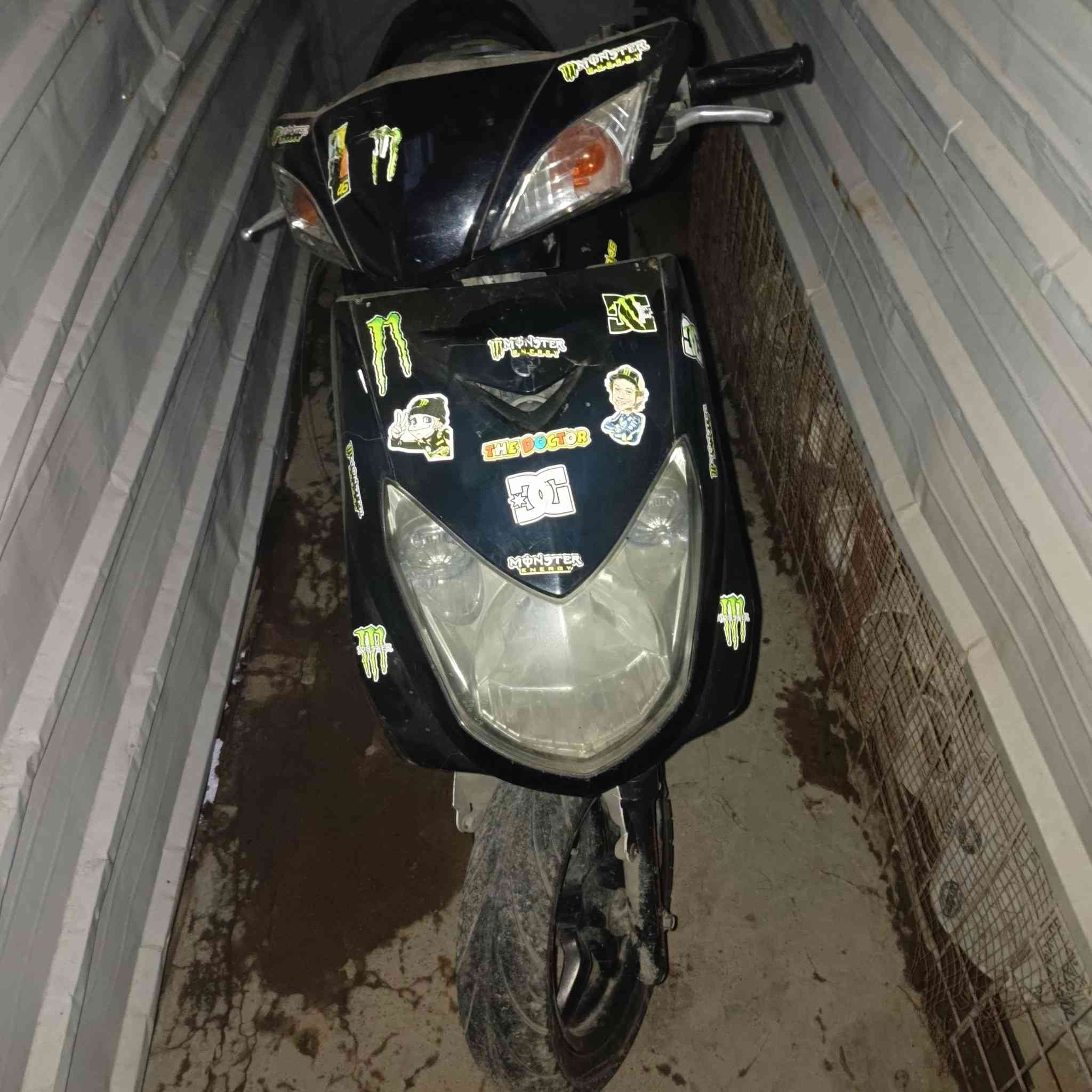 سلام عليكم دراجة سكنس فحل كابريتر سعر 350وبيها مجال بسيط عنوان بغداد الشعب رقم ***********
