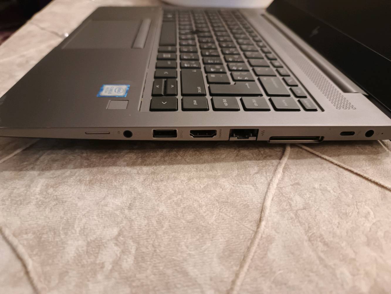السلام عليكم لابتوب hp zbook للبيع معالج انتل كور 5i جيل ال 8 جهاز يحمل جميع لالعاب والبرامج التصميم القوية نضافة 90% مكاني بغداد توصيل جميع المحافضات 
