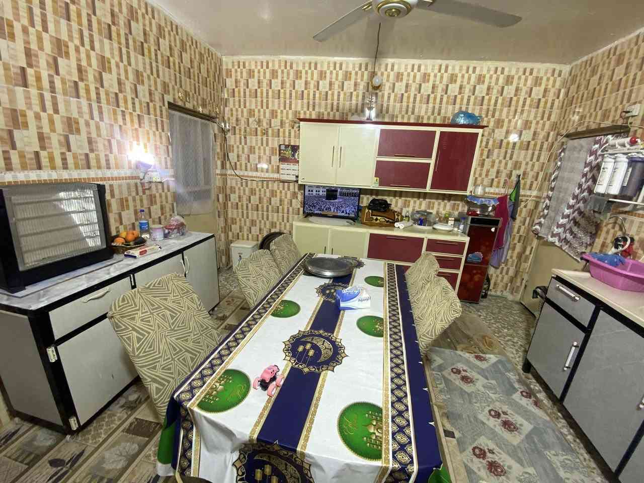 🔴للبيع بيت مساحة (300) متر
بناء طابقين طابوك (مسلح صب كونكريت)

استقبال (4*6) ومطبخ (4*4) وصالة (4*6) 

غرف عدد (3) اثنين جوه وحدة بالطابق الثاني

الأرضية كاشي للطابق الأرضي  وسيراميك للطابق الثاني 

مجمع صحيات عدد (3) خارجية وداخلية وخلف البيت 

مخزن خارجي يصلح محل (4*3.5) متر

كراج يستخدم لسيارتين مع حديقة مرتبة 

مع كافة الخدمات واصل 

الموقع حي العهد قرب فلكة الزعيم عبد الكريم

طابو زراعي سند (25)

السعر 130 وبيه مجال 

***********

***********
