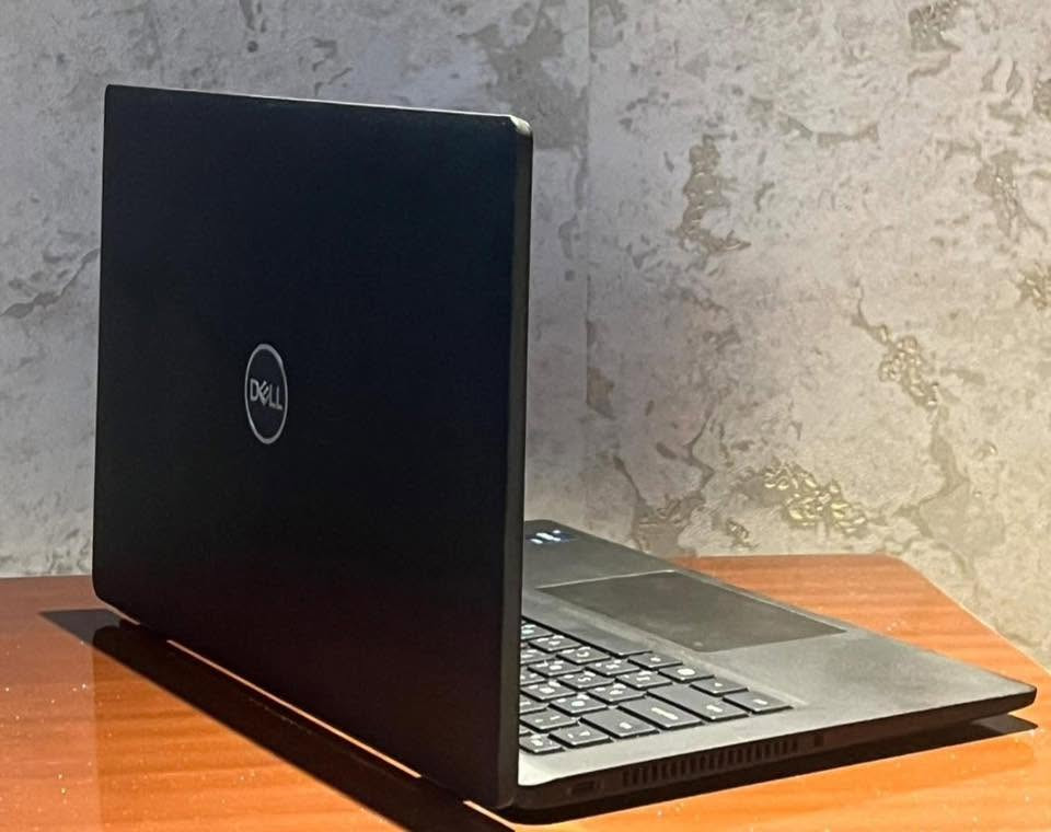 💻 عــرض خـــاص وبسعر مـمـيـز جـداً 🔥
👑 Dell Latitude 7430 (Business Class) 👑
لكل من يبحث عن الأداء الخارق، التصميم الأنيق، والنظافة المطلقة! متوفر الآن لابتوب Dell الفئة العمليّة الفخمة، خيارك المثالي للدراسة والعمل، وبمواصفات حديثة تلبي كل احتياجاتك.
⚙️ المـواصـفـات الـفـنـيّـة للجـهـاز:
 المعالج (CPU): Intel® Core™ i5-1235U (الجيل الثاني عشر الحديث - أداء قوي جداً وسلس يتعامل مع أثقل المهام بفضل 10 نواة).
 الذاكرة العشوائية (RAM): 16 GB بسرعة عالية 3200 MHz لتنقل فائق السرعة بين البرامج والتصفح بدون أي تعليق.
 التخزين (Storage): 256 GB NVMe SSD من شركة SK hynix العالمية (سرعة صاروخية في فتح الجهاز ونقل البيانات).
 كارت الشاشة (GPU): Intel® Iris® Xe Graphics المميز (أداء رسومي ممتاز جداً يدعم برامج التصميم والألعاب).
 الشاشة: بدقة عالية، مريحة جداً للعين ومثالية للمشاهدة والقراءة الطويلة.
✨ مـمـيـزات إضـافـيـة تـجـعـلـه الاخـتـيـار الأمـثـل:
 ⌨️ كيبورد ضوئي (Backlit Keyboard): أنيق ومريح جداً للكتابة والعمل في الظلام.
 🔋 بطارية بحالة ممتازة جداً تدوم لساعات عمل طويلة.
 💼 هيكل نحيف وخفيف الوزن: متين جداً بحماية فائقة، وسهل التنقل به في الجامعة أو العمل.
 🧼 حالة الجهاز: نظافة تامة وفحص كامل 100% (الشاشة صافية تماماً بدون بقع، البراغي أصلية وكاملة، والجهاز بحالة تماثل الجديد وجاهز للاستخدام الفوري).
⚡ السعر: 500 ألف دينار عراقي فقط! ⚡
🚚 التوصيل مجاني (شامل مع سعر الجهاز) لكافة المحافظات!
📞 للحجز أو الاستفسار، يرجى الاتصال أو مراسلتنا واتساب على الرقم:
*********** 💬 (متواجدين واتساب أيضاً)
