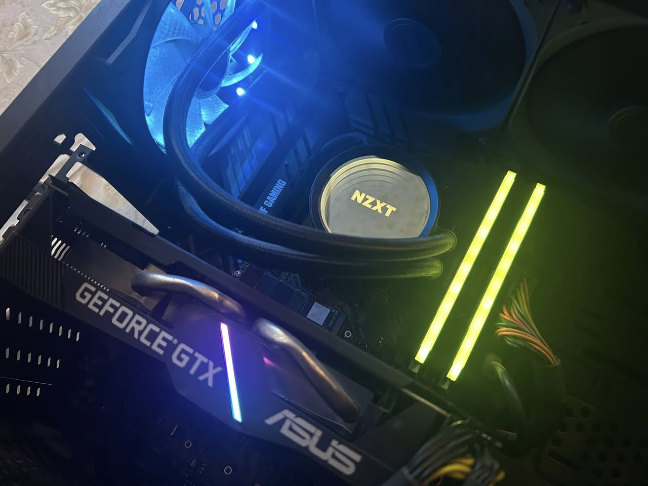 كرت الشاشة: 1660super asus 6g oc يعني مرفوع السرعة
المعالج: 5600x 
الرامات: 16*2 corsair 3600  تكدر تغير الوانهم من التطبيق 
البورد: b550 asis tuf gaimng
التخزين: m.2 512 lexar
1thdd
Psu: 700 watt thermltake
مبرد مائي 280 nzxt هذا المبرد يبرد حتى i714700k سعرة اول مانزل 150 دولار ولحد الان غالي
شاشة شاومي 1080 75 هرتز حوافها سلم تفيد للبثوث 
شاشة msi البنل مالتها الوانه مو واضحة بسبب ضربة 144 هرتز 1080 منحنية هاي هدية ويه البي سي
الكيس مثل ماتشوفون كدامكم
طبعاً التجميعة تكدر تطورها لأن البورد قوية والرامات 32 ترددهم زين منصة كلش حلوة وبراندات كلها قوية ماكو براند ممعروف موجود كل الكراتين فقط المعالج ماكو والتخزين ماكو ووياها كيبورد وماوس وماوس باد وكيبل لان عشر مترات وادبتر وايفاي هيج سعر متحصلون
السعر 950 بدون عملة 
الرقم اتصال واتساب ***********
العنوان بغداد الشعب حي البساتين
