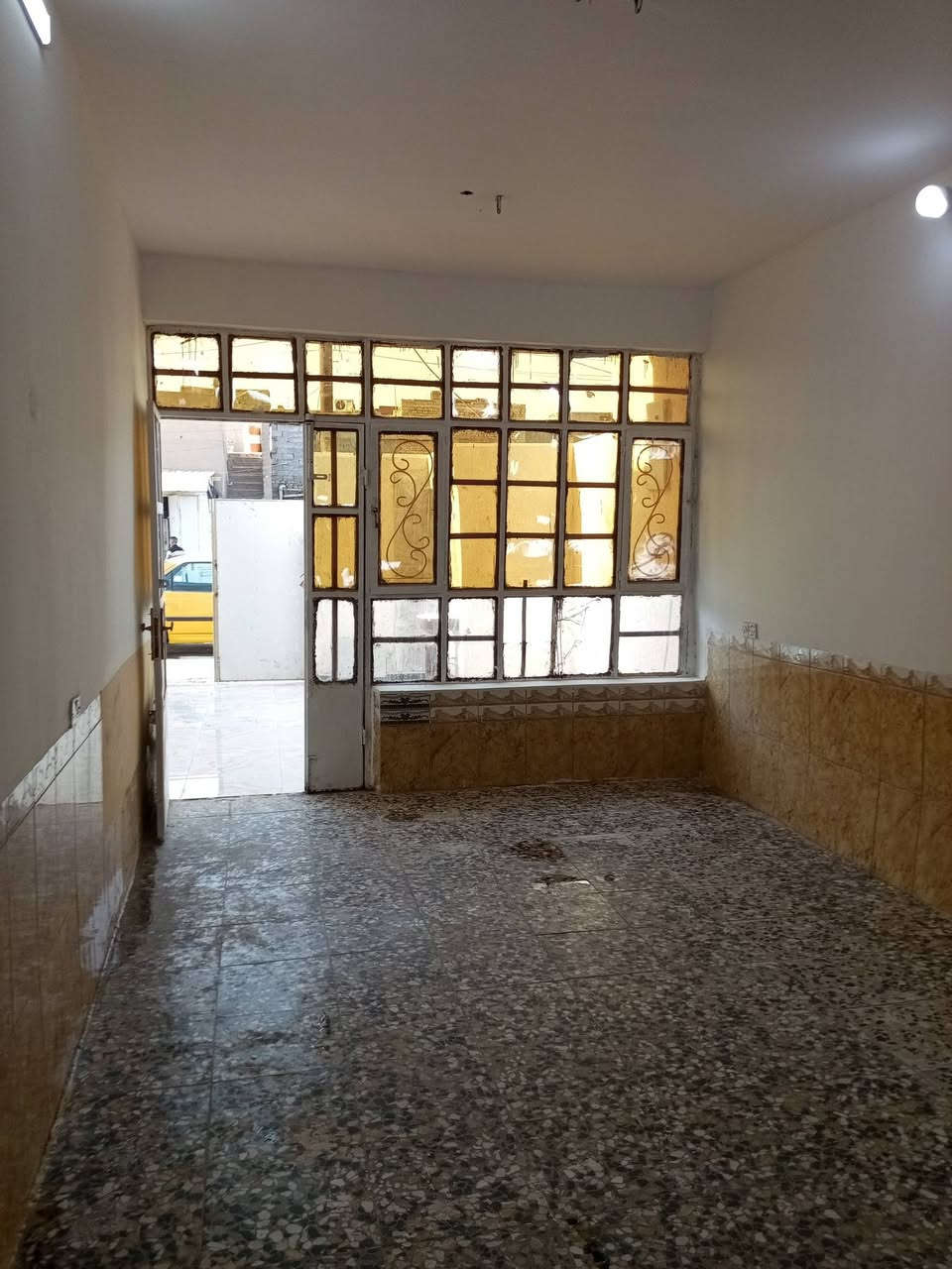 السلام عليكم دار للبيع بغداد الحسينية بداية مسقط شارع المدارس 100متر طابق ونص طابو وصرف باسمي بيت يحتوي على مدخلين حوش جبير واستقبال وغرف ومطبخ وحمام داخلي وخارجي ومنور وطابق الثاني سويت بيت ع شارع عشرين يحتوي على تانكي ثنين وكيزر وماطور وانترنيت وسحب السعر 65وبي مجال بسيط للاستفسار هذا رقم***********
