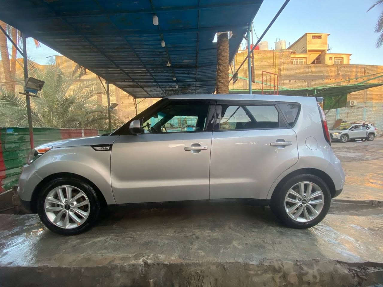 كيا صول 2019 (محرك 2000 GDI) 
ماشية 85000 ميل
السعر 121 ورقة

وارد امريكي بدون حادث (عطل كير مبدل اصلي بالعراق)
(بساتم محرك مبدل اصلي بسبب سوء البانزين)
ضربة بالباب الخلف السايق مصلح بارد 
وشخوط بسيطة

سيارة نظيفة مابيها اعطال 

مكاني كربلاء للتواصل ***********
***********4 كربلاء, العراق
