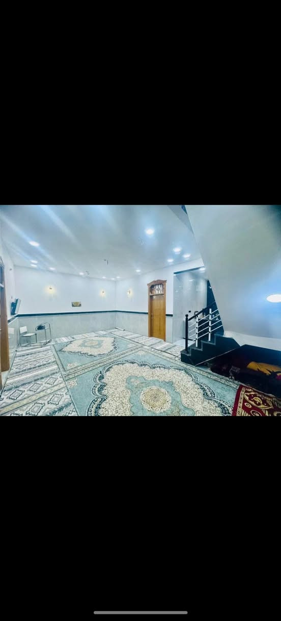 سلام عليكم بيت 200متر بجمع بيتي الثاني قريب عله مجمع الصلطان بيت جديد بناه درجه اوله تفاصيل البيت /🛏غرف عدد 2/استقبال /مطبخ/صاله🛋/عمامات عدد2/مكاشيف عدد2/كراج كبير للستفسار ***********واتساب
