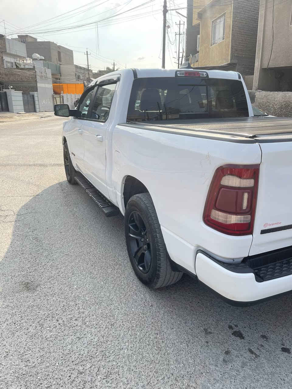 سلام عليكم
للبيع او المراوس بشي اقل مع فرق 
دوج رام BIG HORN
موديل 2020 
مكينه 6سلندر بدون صرفيات
باب طويل بدي قصير 
موصفاته
شاشه كبيره بلي كار 
كشنات كهرباء +تدفئه كشنات
تبريد قطعتين
دوسات البانزين والبريك كهرباء 
جامه خلفيه كهرباء 
دفع رباعي او ثاني 
صور حادثه مرفقه بالمنشور 
مكان السياره بغداد 
سعره 245او بيه مجال 
رقم ***********بي واتس
