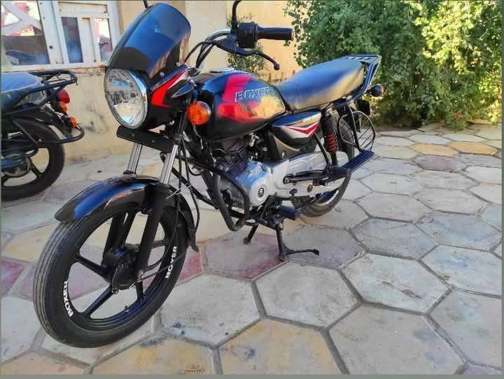 السلام عليكم بوكسر🏍️ للبيع
مديل 21دراجه نظيفه مامتعوبه من البيت للشغل محرك كارتون  تواير جدد مابيهه نقص برغي نفس الصوره اوراق اصولي مكاني شطره
رقم ***********
 متواجد علئ الفيس#
