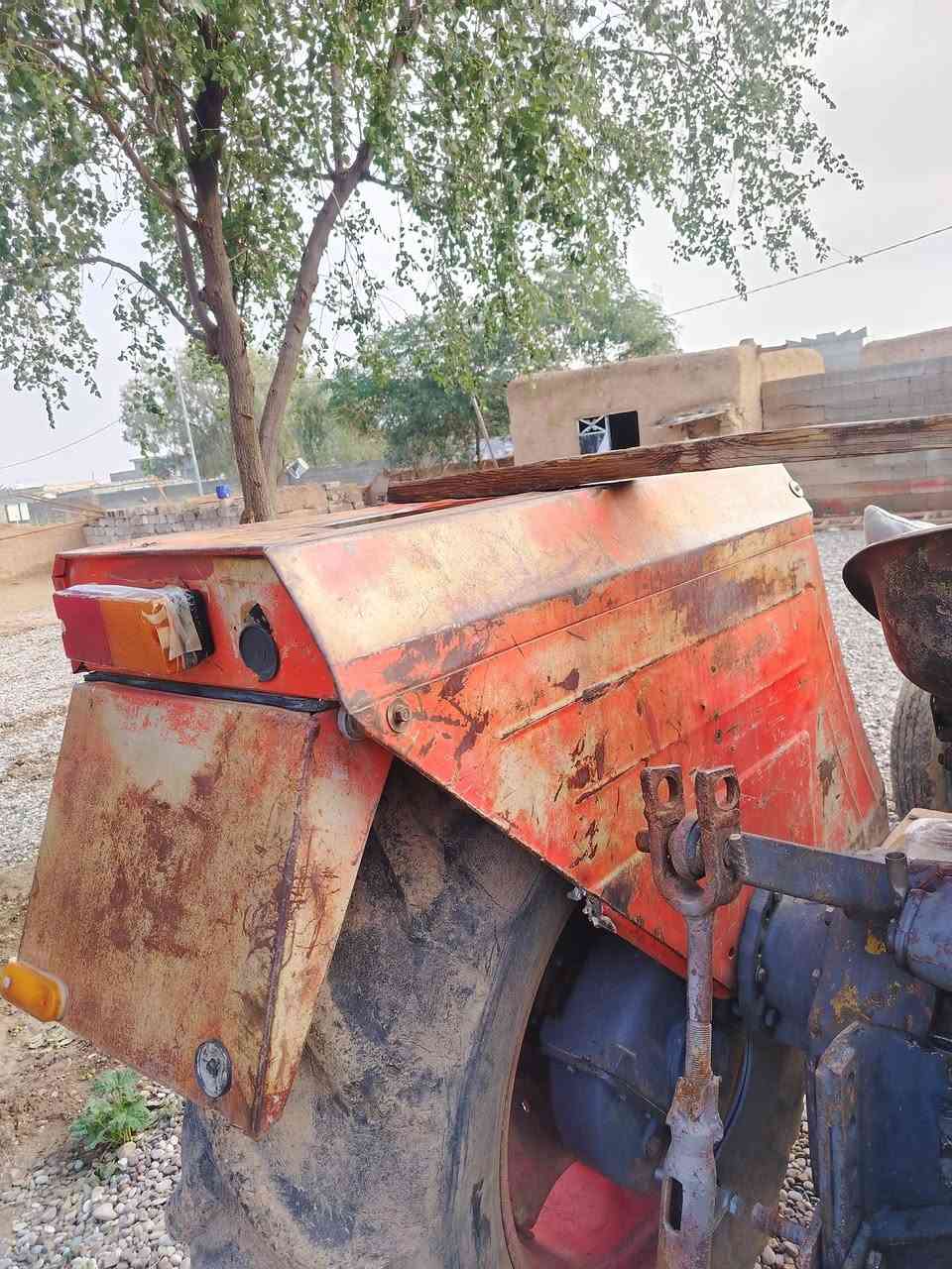 عنتر للبيع مكان ديالى جلولاء موديل ٩٠ بيها سنوية بس بدون تحويل السعر 6 مليون  الشراي يتصل ***********
