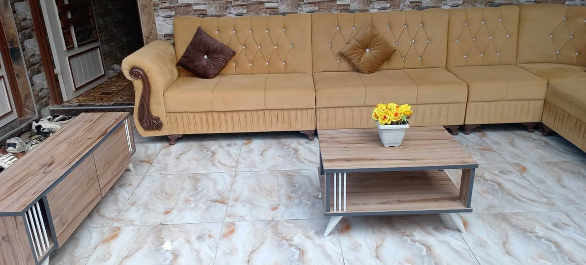 سلام عليكُم ديوان 15متر شغل عراقي بعدها جديدة وياها ميز تلفزيون وميز وسطية وياها 7كوشات هم لونها كريمي مُميز والسعر مغري جدََا للتواصل الرقم بي واتساب ***********
