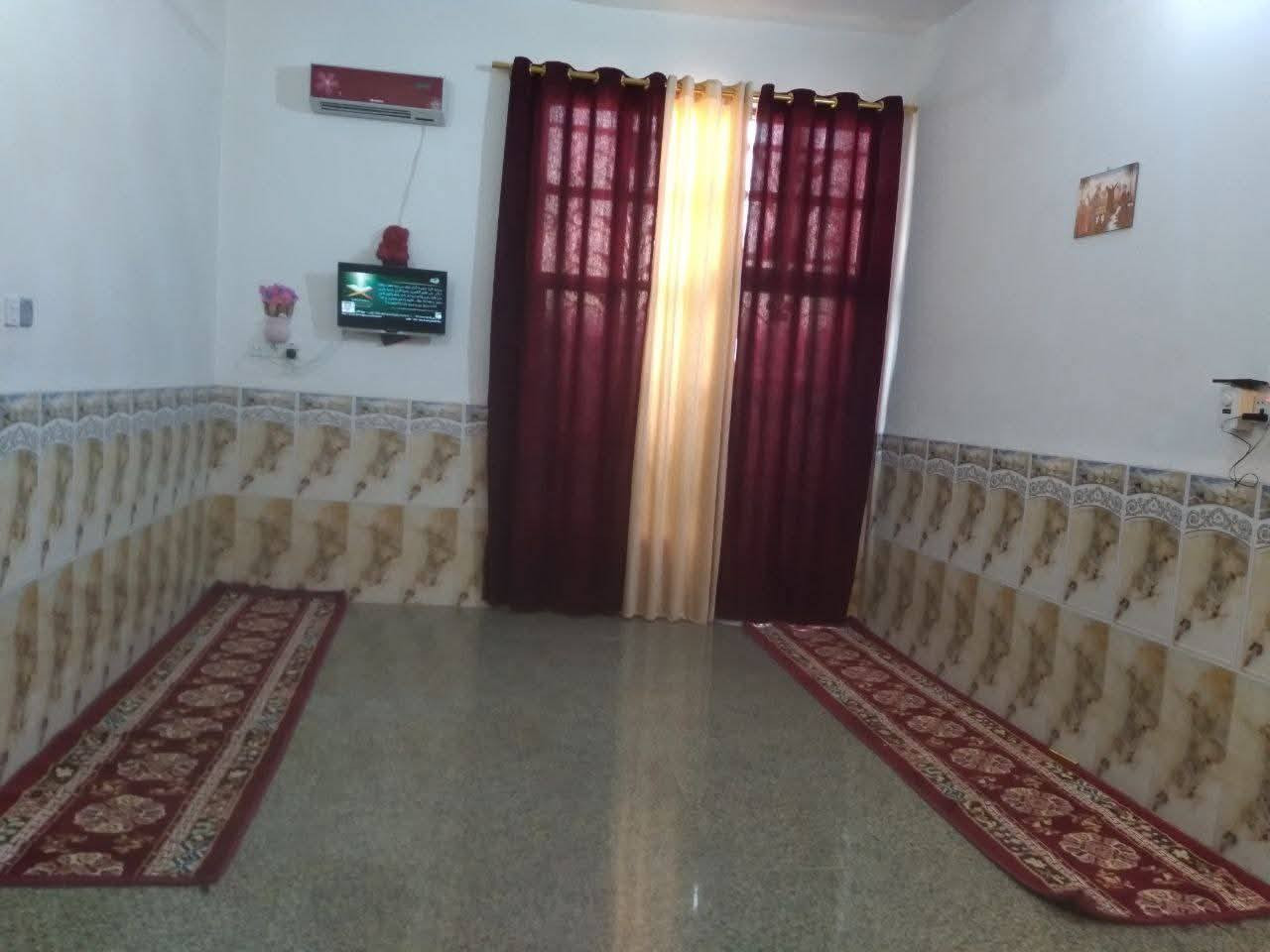 سلام عليكم ورحمة الله 
بيت للبيع في حي الزهراء قرب اسواق ريحانه  شارع بي ماي و مجاري بس تربطون و يبعد عن شارع العام 30 متر بيع مستعجل بسعر 155 و بي مجال قليل + مطلوب اسكان 14 مليون مساحه 156م يتكون من غرفتين و صحيات خارجه و داخليه و طارمه و براني و صاله و طابق ثاني بس مسيج  رقم التلفون الاول  ***********و الثاني ***********  لي يريد يشتري يتصل و لي ما يريد لحد يتصل
