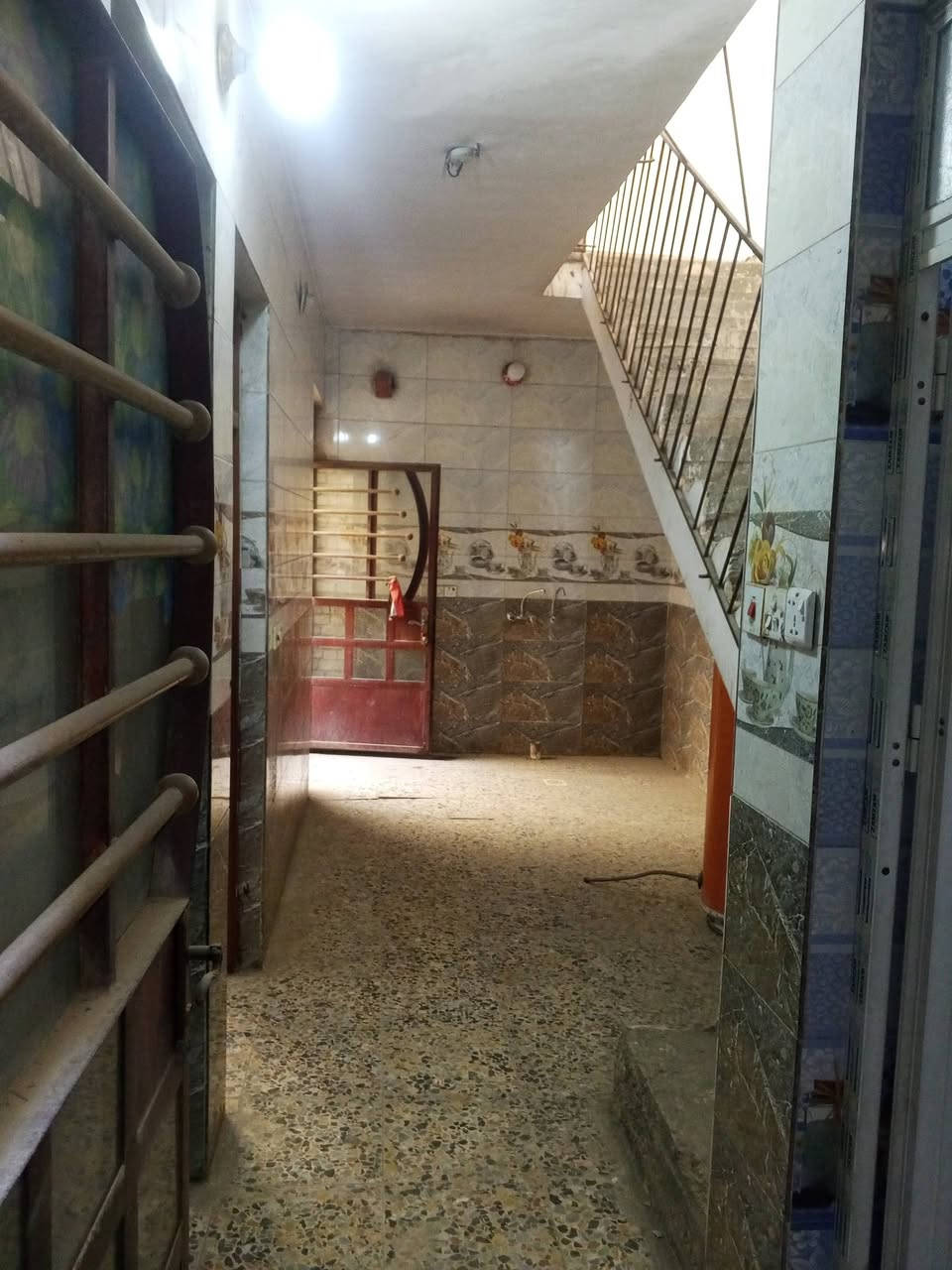 سلام عليكم نصف قطعة خلفية للبيع مساحة 75م بناء جديد و نظيف طابق و نص أم نجم شارع سالم قرب ماركت ابو حسين السعر 87 و بيه مجال 
الاستفسار 
***********
***********
