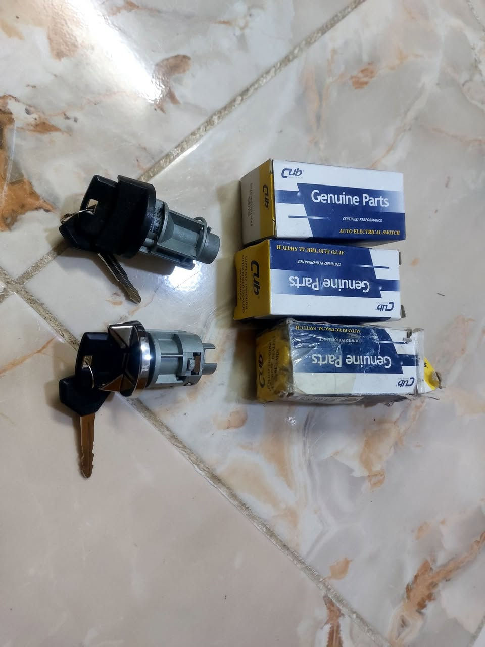 السلام عليكم. لبة تشغيل مع مفتاحين لسيارات كلايزر7راكب موديلات 91_95. سعر اللبة الأصلية 35الف .والبلاستك30الف كما يوجد لدينا توصيل لجميع المحافظات وتساب او اتصال ***********
