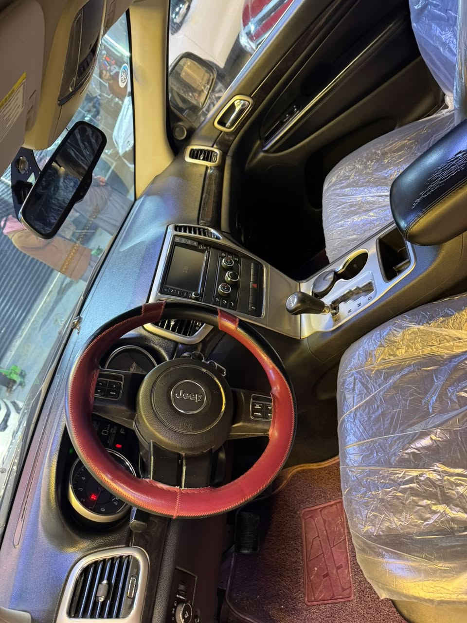 السلام عليكم جيب 2012 شيروكي للبيع بدون ماشرحلكم عليها تجي تشوف وتحكم سياره جديده بمعنى الكلمه داخله كلين بس بالعراق صارت بيها طخه خفيفه بدون ايرباك بدون دواخل 
رقم سليمانيه بأسمي 
صدر ومحرك وكير وتايرات كله بشرط 
***********
