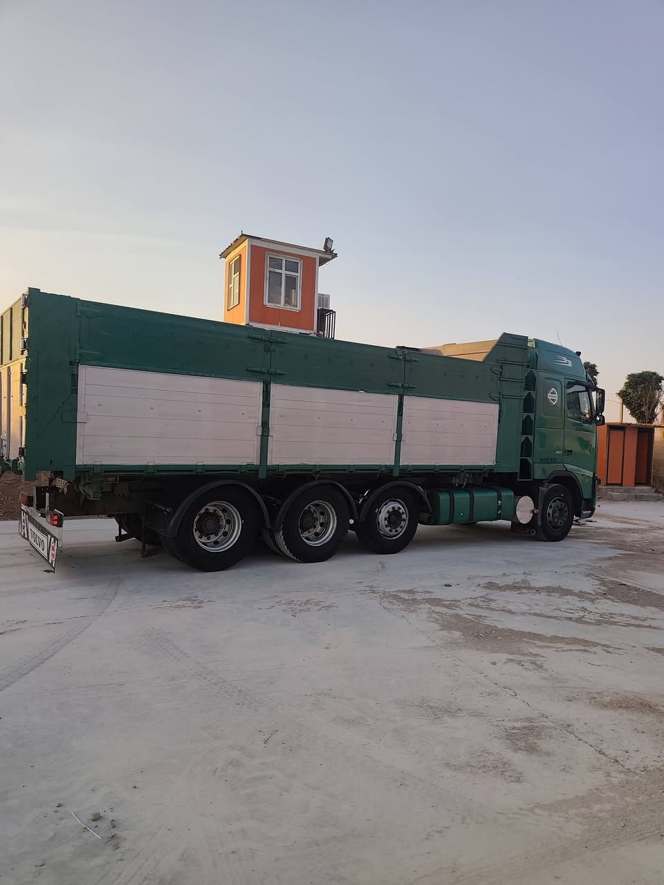 ڤالڤو2003مەکینە460گیر3×3ریتایدەر سلاجە شاسی درێژ بیلادی وباج ،قلاب، لەسەنەوی لوری سحال دەبل تایە شوین  قوشتەپە،واتسئاب***********
