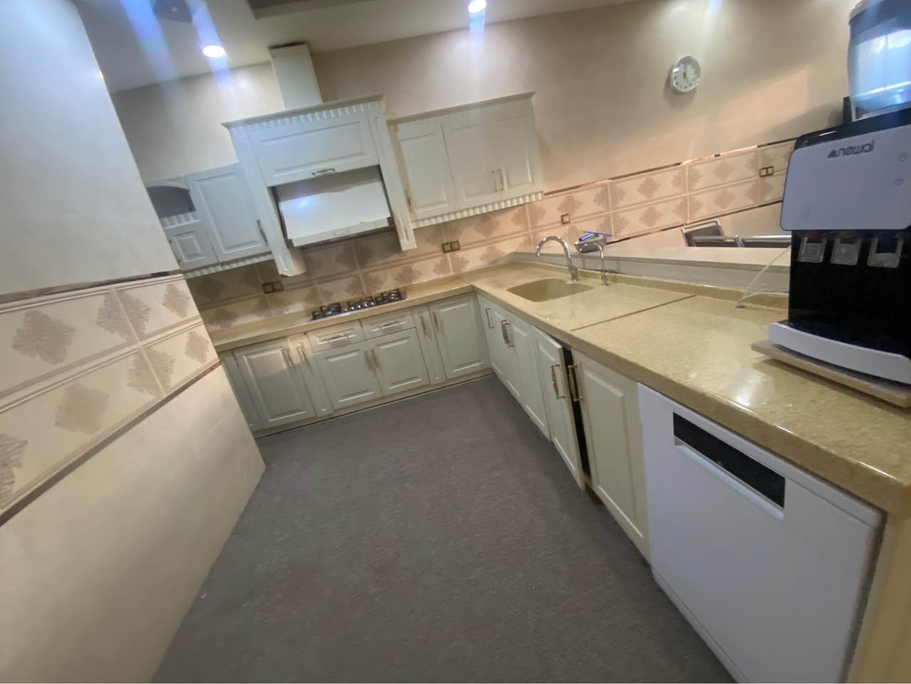 تخم كونتر خشبي اصلي mdf حيل نضيف سعر٤٠٠ دولار عنوان دهوك بروشك رقم *********** دهوك, العراق
