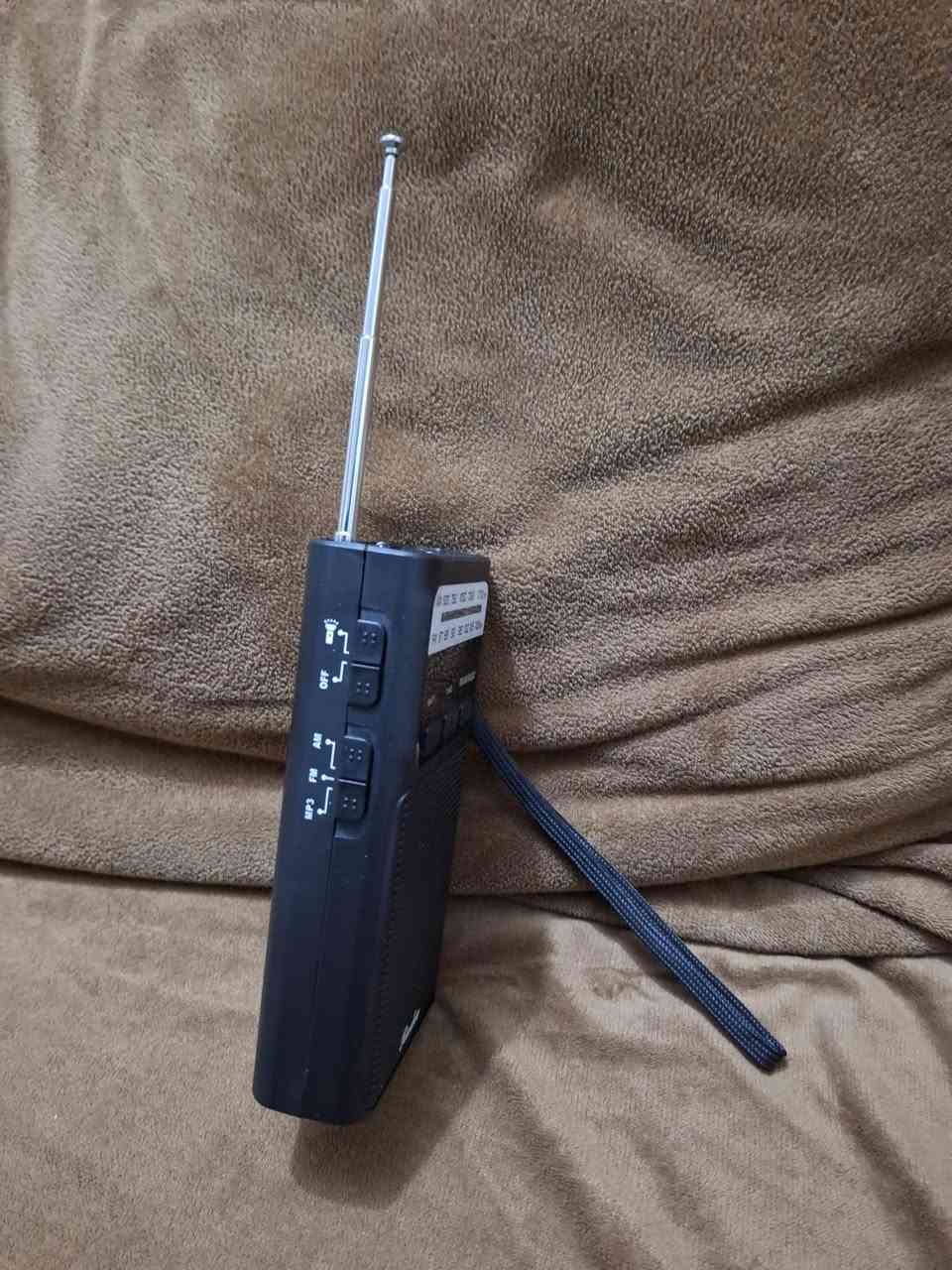 السلام عليكم للبيع راديو صغير جيبي جديد بالكارتونه يشتغل موجتين AM,FM شحن تايبسي وبيه مصباح ويشتغل رام ايضا السعر ١٠ الف الاتصال *********** 
***********
