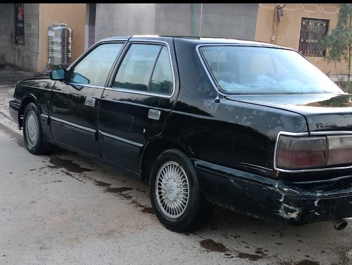 بونتيشا 94 رقم دولي بأسمي السيارة كير محرك شرط غرفتها نظيفه تبريد
25بيها مجال *********** بغداد التاجي
