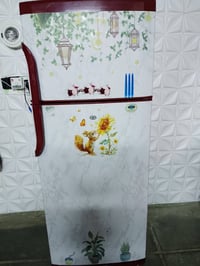 ثلاجه للبيع بسعر مناسب للتواصل 07764022930