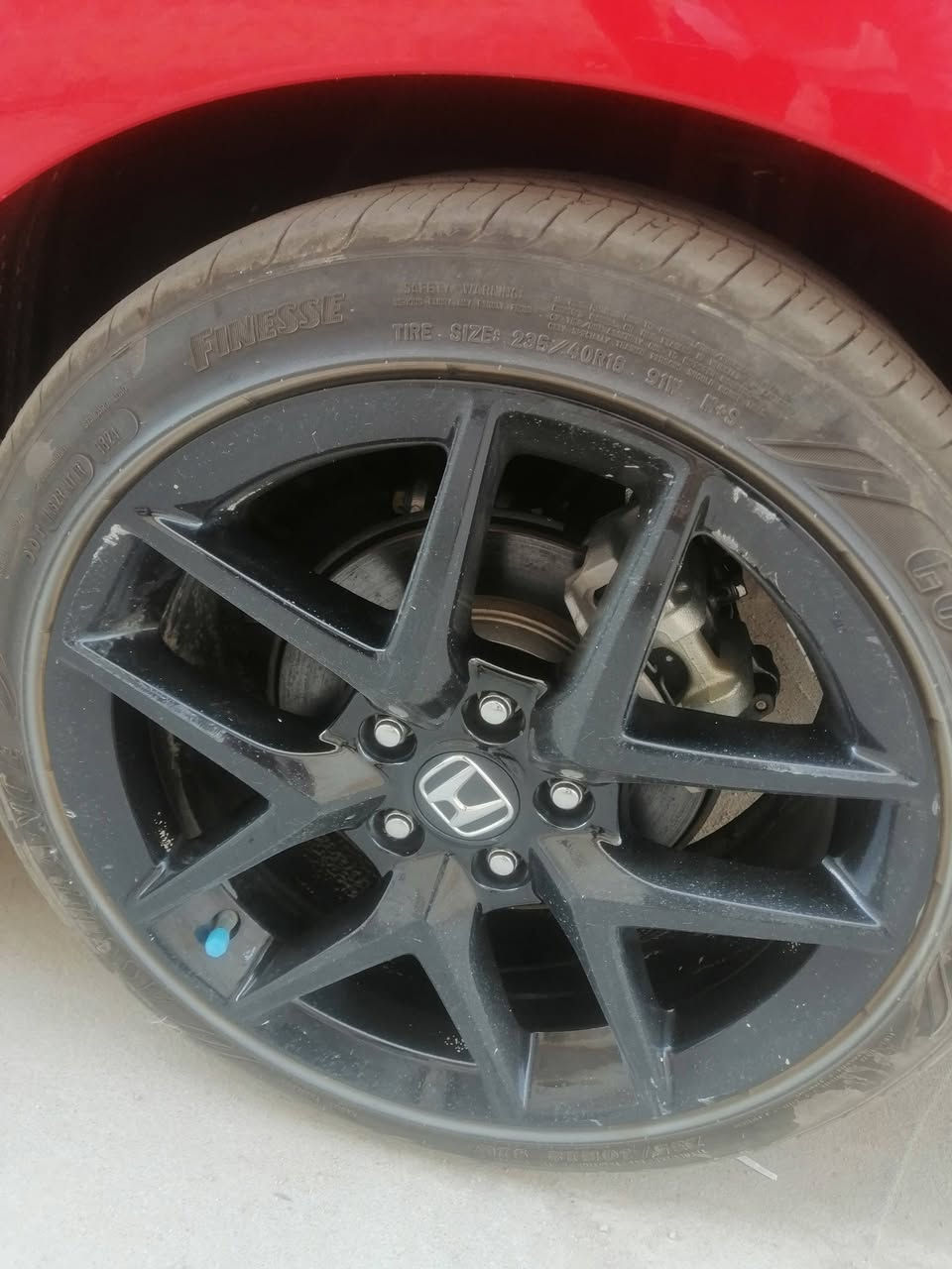 تخم وياله حجم 235/40R18
مثل ماموضح بالصوره موديل 2025
لاتصليح ولا عوج فقط بيهن شخوط خفيفه بالاطراف
***********
