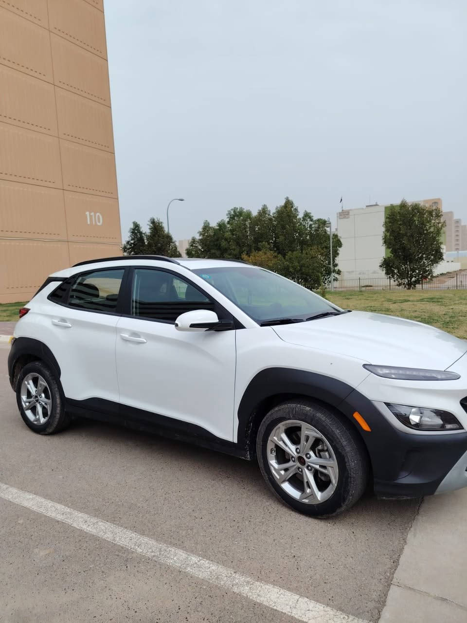 هونداي كونا ٢٠٢٣ محرك ٢٠٠٠ دوش 
بدون ايرباك جميع الايرباكات سليمة  )

  (ماشيه٥٢)
رقم بغداد 
صورة الحادث موجوده جداً خفيف 
المواصفات :
كامل مواصفات  فول الفول 
سياره فور ويل 
بصمة تشغيل + بصمة ابواب
تشغيل عن بعد
شاشة كبيرةتدعم كار بلي +gps
نقطة عمياء بالمري+ اشاير بالمري
رادار امامي تنبيه مانع تصادم
رادارات جانبيه تنبيه
رادا خلفي تنبيه عند الرجوع بريك ذاتي 
تحديد مسار نظام السياقة الذاتية بين الخطوط
شاشة اعطال  ملونة مع ترحيب 
ثلاث وضعيات للقياده normal + sport + smart
‏‎مانع انزلاق
منافذ شحن و طاقة  لا سلكي 
‏‎زر طوارئ
‏‎نظام مساعد نزول منحدرات
‏‎لايتات امامية لد نهاري
تبريد بلادي ثلج
كروس سرعة
تحكم ستيرن فول
كشن السائق كهرباء
تخم تايرات جديد 
مبدله دهن جديد 
بانورما (فتحه بالسقف ) 

للاستفسار  ***********
