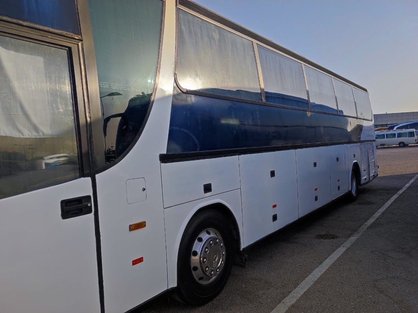 السلام عليكم ستره الفينيه سنويه 2001مارس رقم انكليزي الون ابيص ملوان بسمي عداد الركاب 49راكب خط وبحث جداد بصره نجف مكينه استاندار 8سرندر كير صطر اربعه بربعه تبريد شباح جبير تخم تايار باتريات جداد سياره جاهزه العمال شغاله عل وفود
بيع او مراوس حسب القناعه سعر الباص 300ورقه يعني 3دفاتر 
وهاذه رقم مالك الباص /***********/ بي واتس اب وربي يرزق الجميع
ما هو موديل الحافلة وسنة تصنيعها؟: 
2001
هل هناك أي صيانة حديثة أو قطع غيار مستبدلة حديثاً؟: 
لا
أين موقع البيع في العراق؟: 
النجف حي المكرمه 
ما هو السعر المطلوب للحافلة؟: 
300 ورقه إذا وجد مراوس بسياره صغيره 