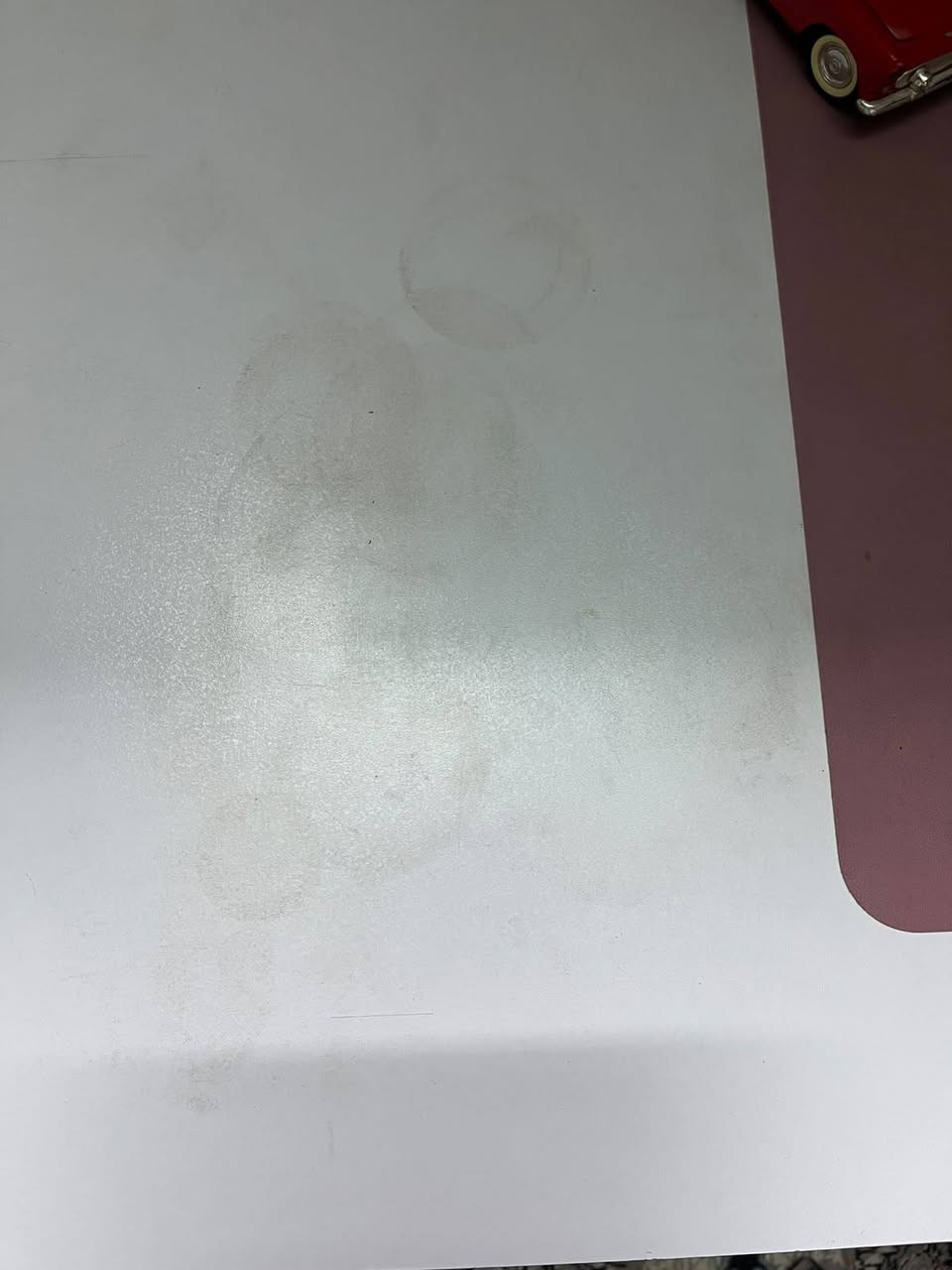 السلام عليكم اعزائي
مكتب بتصميم عصري و مساحة عمل واسعة. قواعد حديد ، مناسب للمنازل والمكاتب. مستعمل بحالة جيدة وجاهز للاستخدام
   اللون: أبيض
* الأبعاد: 150 سم × 60 سم × 75 سم
* الارتفاع: تقريباً 75 سم
* السطح: MDF أبيض
* القواعد: حديد مطلي باللون الأبيض
* الحالة: مستعمل، بحالة جيدة مع آثار استخدام بسيطة لا تؤثر على الاستخدام
* مناسب للدراسة، العمل المكتبي، أو استخدام الكمبيوتر.
السعر 85,000 
للتواصل واتساب ***********
المكان كربلاء لا يتوفر توصيل
