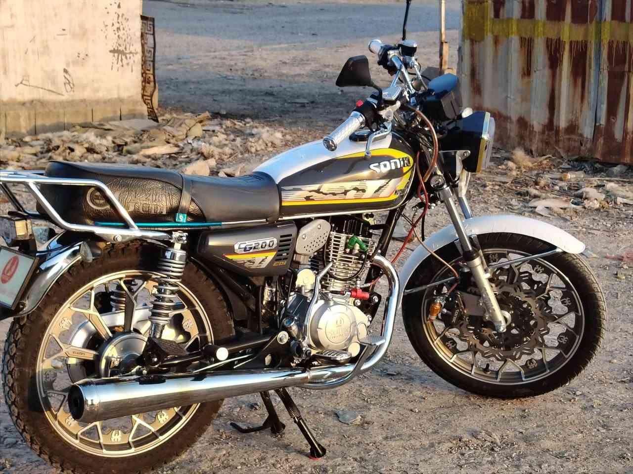 السلام عليكم
سولنك 25
عمبار دهن كلچ
دبل دسك 
رمونت تشغيل عن بعد
بصمه شغال
محرك200
نشاط فول 
دراجه جديدة بعدهي ما ناقصهة شي 
مكان الحويجه 
السعر 
خاص او
اتصل  ***********
