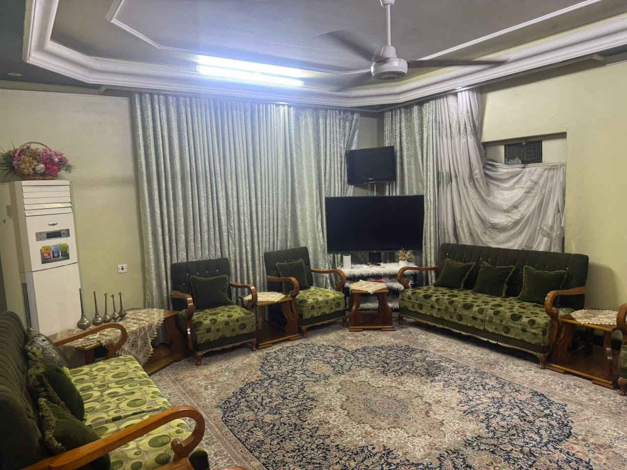 للبيع دار موقع سكني ممتاز البلديات محله 738  جهة مدرسة المقدام
يحتوي على ٤ غرف نوم وحدة منهن سويت ومطبخين حار بارد ومخزن و ٣ صحيات وصالة واستقبال وحديقة كبيرة جدا  وكراج يتسع ل 7 سيارات ويحتوي على مشتمل معزول                       المساحة 600 م واجهة 20 النزال 30                     صاحب العقار موجود فتح بيان مباشر ⬇️⬇️⬇️⬇️⬇️⬇️⬇️⬇️⬇️⬇️⬇️⬇️⬇️⬇️     للاستفسار والمشاهدة الاتصال على أرقم المكتب        ***********📞 *********** نستقبل جميع العروض
للبيع دار موقع سكني ممتاز البلديات محله 738  جهة مدرسة المقدام
