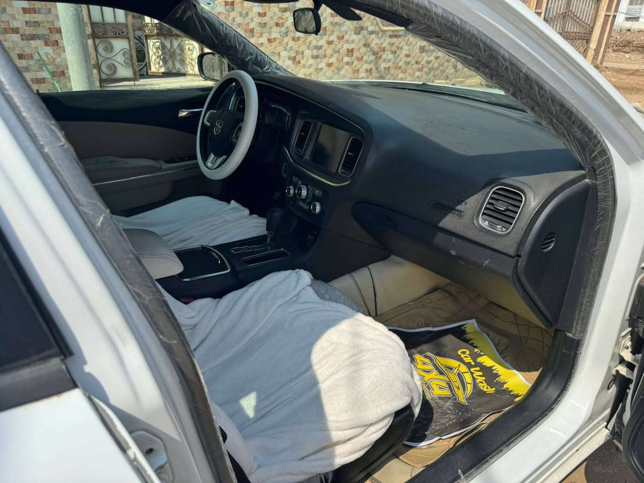 سلام عليكم ورمضان كريم ع الجميع
جارجر 2011 بيع فقط 
صور السونار بالمنشور 
السياره شاشه چبيره 
ويل خليجي
عداد 260
داخل عسلي 
السعر 147 
مكلف بالنشر للتواصل رقم راعيه
***********
مكاني ديوانية المركز
