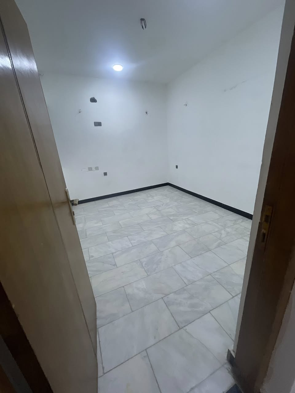 🔴شقة للايجار في الكرادة🔴
📍الموقع : كرادة داخل شارع فالح ابو العمبة
🔷المساحة 100 متر 🔷
🔷طابق اول 🔷
🔷تحتوي على غرفتين وصالة ومطبخ وحمام 🔷
🔹حالة الشقة : بناء حديث 🔹
🔹تتكون من مدخلين🔹
🔹سعر الايجار : 750 الف 🔹
🔹يصلح ايجار : عوائل/ شركات🔹
————————— 
🏢 شركة المستقبل للاستثمار والتسويق العقاري 
🔺نستقبل كافة عروضكم وطلباتكم 
🔺للاستفسار : 
***********
