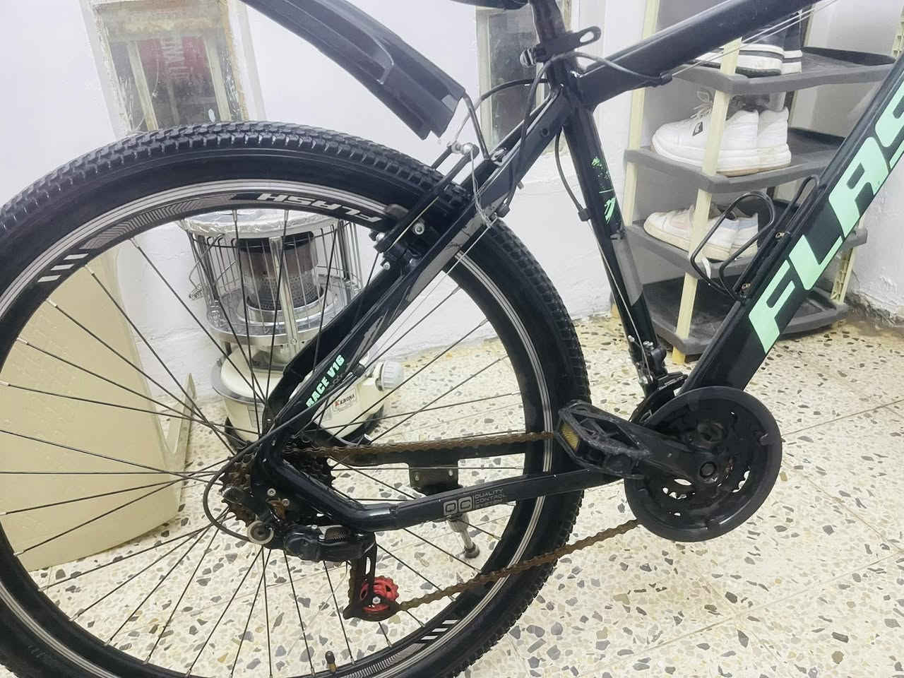 � 
للبيع: دراجة هوائية جبلية – FLASH

📌 الماركة: FLASH
📌 النوع: دراجة جبلية / مدينة (Hybrid / MTB)
📌 الحالة: مستعملة بحالة جيدة 
📌 اللون: أسود مع خطوط خضراء

🛠 
المواصفات:

🔥 الإطار: معدني قوي وخفيف (غالباً ألمنيوم)
🔥 حجم الإطارات: تقريباً 26–27.5 إنچ (مناسب للشارع والطرقات الوعرة الخفيفة)
🔥 التعليق الأمامي: يوجد – يمتص المطبات على الطرقات
🔥 السرعات: قفل دبل امامي
➡️ نظام سرعات متعدد (غالباً 21 سرعة)
➡️ 3 سرعات أمام × 7 سرعات خلف
🔥 الفرامل:
➡️ فرامل جنط (V-Brake) عالية الأداء
🔥 الكماليات المثبتة:
✔️ واقيات طين أمامية وخلفية
✔️ حامل قنينة مياه
✔️ ستاند (رجل جانبية)
✔️ مقعد رياضي مريح
السعر اتصل اوتعال خاص 
⸻

📍 اتصال/تواصل:

📞 (***********)
