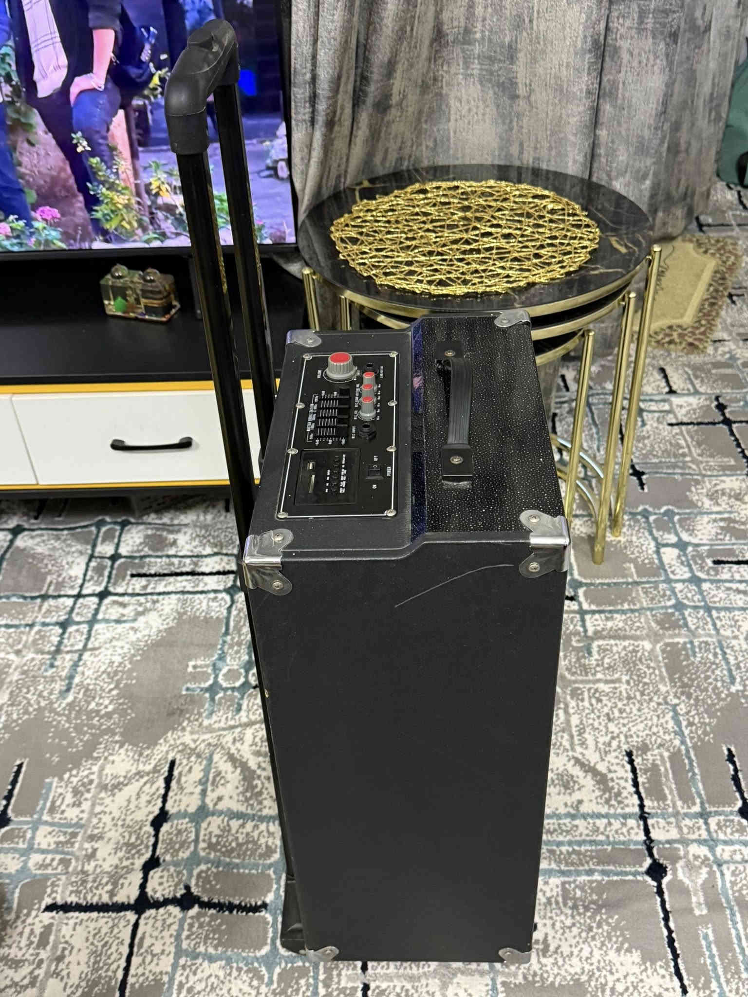 السلام عليكم للبيع
ديجي سبيكر 80 واط الوجبة الاولى ابو الشمعات ومايك يشتغل بطارية وكهرباء
شادله نظام بلوتوث ويشتغل اواكس
السعر 150 الف
عنواني بغداد / سبع ابكار 
للتواصل ***********
