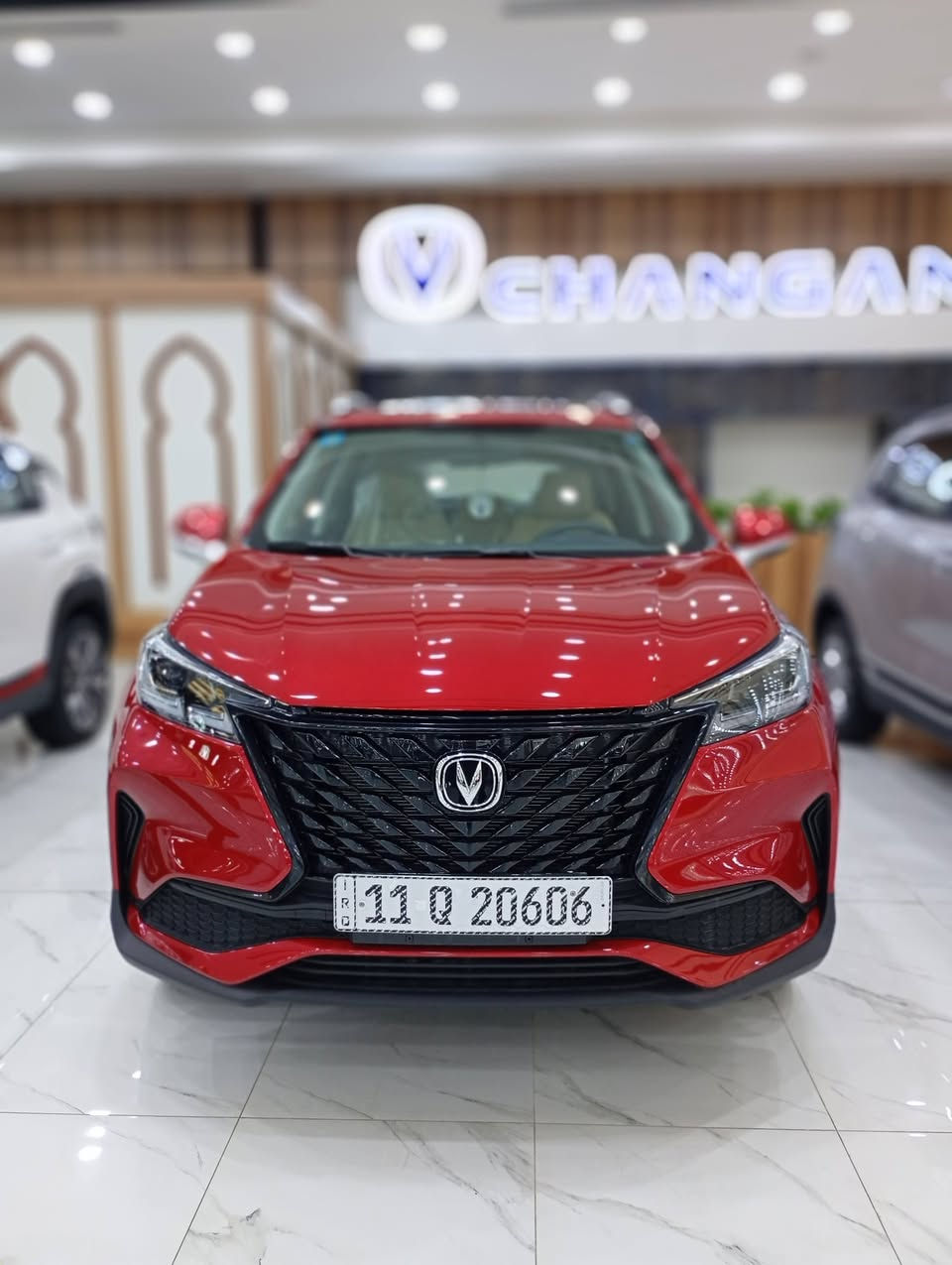 سيارة شانجان CS15 هي سيارة كروس أوفر مدمجة تتميز بمحرك 1.5 لتر بقوة حوالي 105-107 حصان، وتأتي بناقل حركة أوتوماتيكي 5 سرعات، وتوفر تجهيزات مثل شاشة لمس، كاميرا خلفية، فتحة سقف (في الفئات العليا)، وميزات أمان مثل نظام الثبات الإلكتروني، لكنها قد تعاني من عزل صوتي ضعيف للمحرك وتسارع متوسط.
المواصفات الأساسية:
المحرك: 4 أسطوانات، سعة 1500 سي سي (1.5L).
القوة: حوالي 105-107 حصان.
العزم: 145 نيوتن متر.
ناقل الحركة: أوتوماتيكي 5 سرعات (DCT).
نظام الدفع: أمامي (FWD).
السرعة القصوى: غير مميزة بشكل كبير.
استهلاك الوقود: اقتصادي نسبيًا (حوالي 6.6 لتر/100 كم). 
التجهيزات والكماليات (تختلف حسب الفئة):
الأمان: وسائد هوائية، فرامل مانعة للانغلاق (ABS)، نظام الثبات الإلكتروني (ESP)، برنامج التوازن عند المرتفعات، نظام مراقبة ضغط الإطارات، وأجهزة تحذير مسافة خلفية.
الترفيه والتكنولوجيا: شاشة لمس (7 أو 9 بوصة)، بلوتوث، USB، عرض الهاتف، كاميرا خلفية.
الراحة: مكيف هواء، فتحة سقف بانوراما (في الفئات الأعلى)، تحكم كهربائي بالمقاعد، فرش جلد (في الفئات الأعلى)، مثبت سرعة.
الشكل الخارجي: مصابيح هالوجين، جنوط مقاس 16 أو 17 بوصة، حامل سقف. 
نقاط القوة والضعف: مميزات: قيادة مريحة، تصميم جيد،
للاستفسار اتصال ع رقم مستشارة المبيعات 
☎️📞***********
