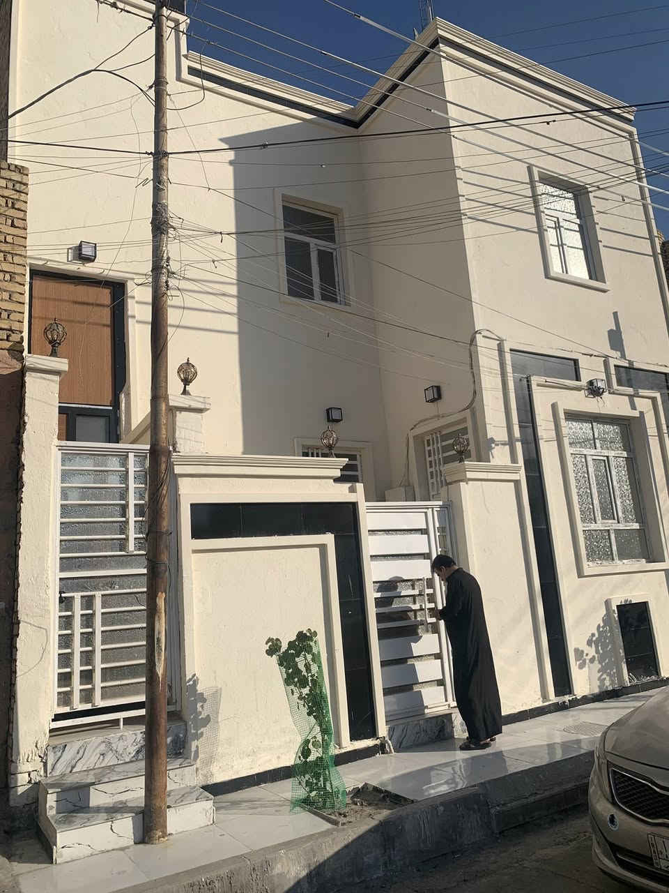 السلام عليكم 
بيت للبيع  طابقين كونكريت 100 متر  على ساحه
البيت معزول عن الشقه 
بناء 2026 ما مسكون 
العنوان / بدايه شارع 30 من جهت شارع الصفاء السايدين 
بين شارع السبيس وشارع 30  
السعر / 198 بي مجال بسيط 
***********
