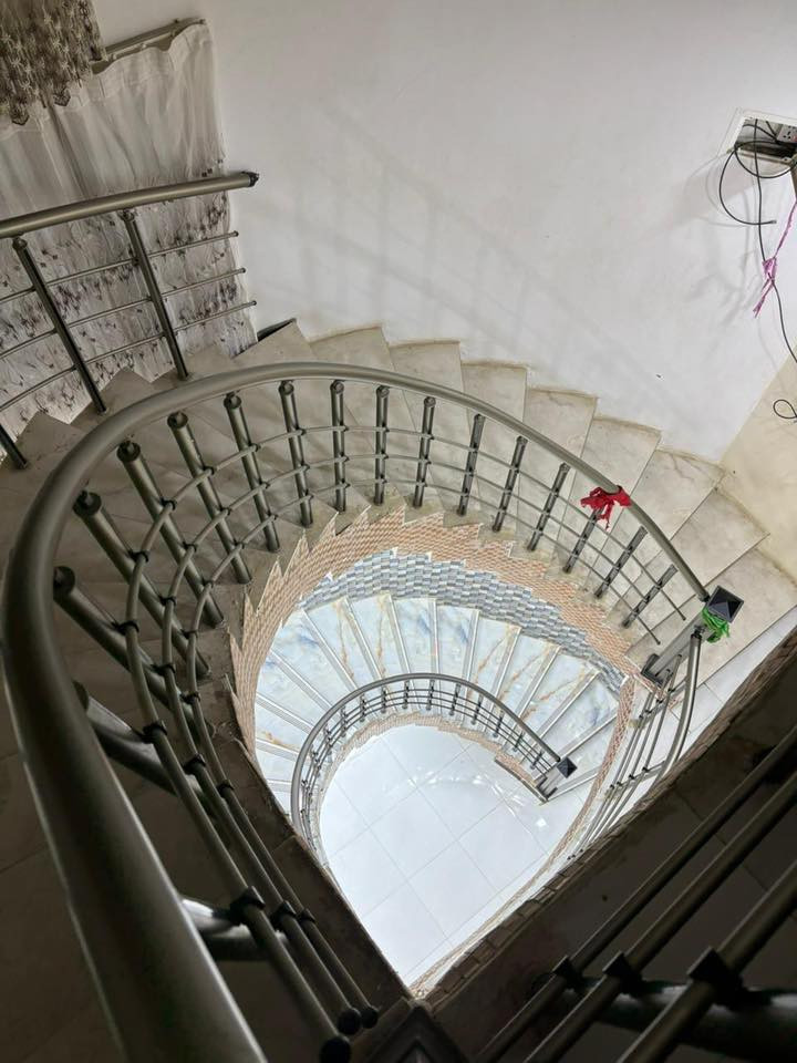 سلام عليكم الى مشتركين مكتب المتوكل للعقار بيت في منطقة خشان 
مساحة البيت ٢٠٠ متر 
غرفتين كل غرفة مساحتهة ٥في اربعة ✏️
صالة خمسة بعشرة 🛏️
استقبال خمسة في ثمانيه 🏡
مطبخ ٥ب٥
شكو جوة فوك ↕️
مجمع صحيات جوة 🚾
وبي مجمع صحيات خارجي🚾
وكهرباء نضام سبالت هندسي⚡️
كلشي بي هندسي 👷
كهرباء خطين وطنية ⚡️⚡️
المي الكهرباء كلشي متوفر 🌊
مولد قريب علية 🔌
السعر خاص او التواصل على الارقام  
للاستفسار اكثر الاتصال او المراسلة : *********** محمد عريبي مكتب المتوكل للعقار

