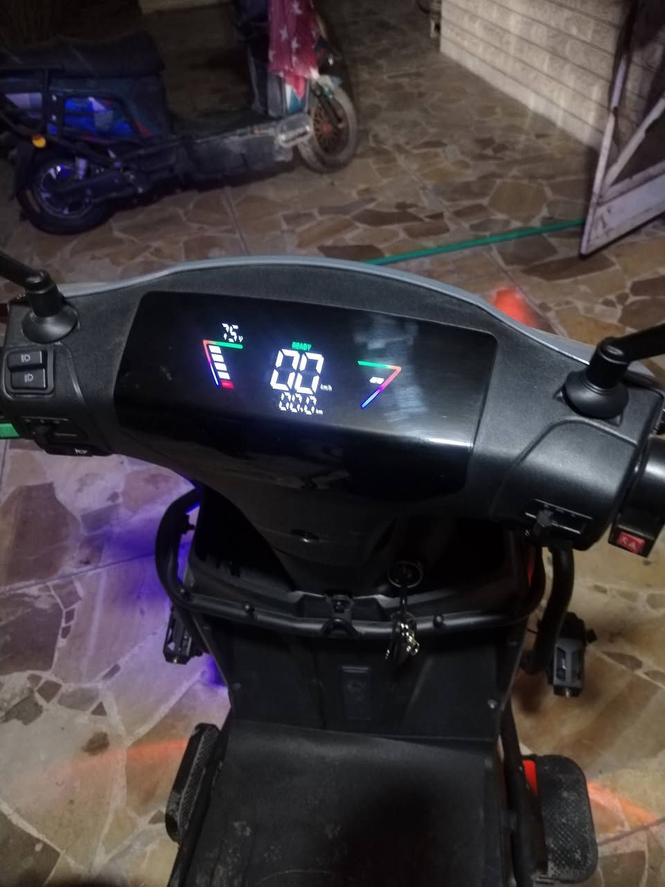 سلام عليكم عندي دراجه شحن جديدة 2026 صار عاشر أيام من اخذته الملف 2500 اليريده يتواصل وياي عل واتساب الرقم *********** العنوان بغداد
