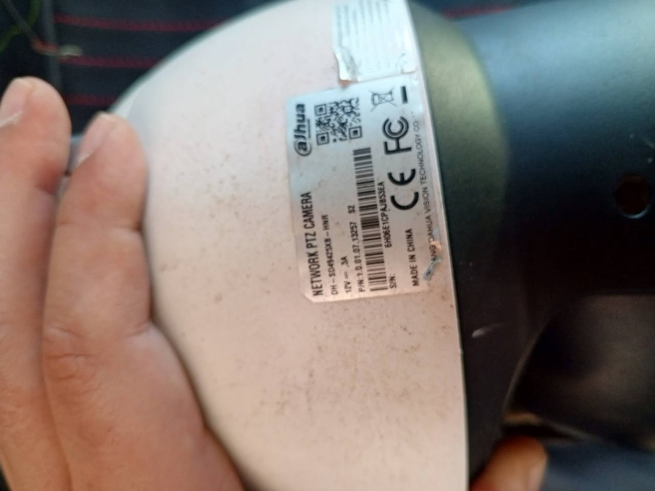 السلام عليكم للبيع .. كاميرا داهوا PTZ DH-SD49425XB-HNR بدقة 4 ميجابكسل و 25% زووم وتعمل بنظام IP واحدة من أقوى كاميرات المراقبة الذكية القابلة للتحريك والتقريب (PTZ) المخصصة للمساحات الخارجية الواسعة. تعتمد الكاميرا على تقنيات الذكاء الاصطناعي (WizSense) لتوفير دقة عالية في الكشف والتتبع افاق التقنية المتطورة الأمنية +2

إليك شرح مفصل لأهم ميزاتها الذكية والفنية:

الذكاء الاصطناعي وحماية المحيط (WizSense)

تستطيع الكاميرا التمييز بذكاء بين الأشخاص والمركبات وبين SMD Plus (Smart Motion Detection( الأجسام الأخرى مثل الحيوانات أوراق الشجر المطر)، مما يقلل بشكل كبير من التنبيهات الكانية.

حماية المحيط (Perimeter Protection): يمكنك إعداد خطوط افتراضية (Tripwire) أو مناطق محظورة (Intrusion). عند عبور إنسان أو سيارة لهذه المنطقة، تقوم الكاميرا بإطلاق إنذار فوري.

التتبع التلقائي (Auto-tracking) عند رصد هدف (إنسان / مركبة)، تقوم الكاميرا بتحريك نفسها والتقريب تلقائياً لتتبع الهدف والتقاط تفاصيله أثناء حركته افاق التقنية المتطورة الامنية +2

2 المواصفات البصرية والفنية

دقة 4 ميجابكسل (4MP) توفر صوراً فائقة الوضوح (2560 × 1440) بمعدل 25/30 إطاراً في الثانية.

تقريب بصري (25x (Optical Zoom عدسة متغيرة من 4.8 مم إلى 120 مم، تتيح تقريب الأهداف البعيدة جداً بدقة عالية دون فقدان جودة الصورة.

تقنية Starlight : تتيح الكاميرا الحصول على صور ملونة وواضحة حتى في ظروف الإضاءة المنخفضة جداً.

رؤية ليلية قوية (IR) تصل مسافة الرؤية الليلية بالأشعة تحت الحمراء إلى 100 متر، مع ميزة Smart IR لضبط شدة الإضاءة ومنع احتراق الصورة عند تقريب الأهداف القريبة افاق التقنية المتطورة الأمنية +1

الحركة والتحكم (PTZ)

دوران 360 درجة تغطية شاملة للمكان.

)Pan: 0°-360° endless; Tilt: -15°-90°( سرعة عالية حركة سريعة وسلسة

النقاط المحددة (Presets): إمكانية ضبط مئات النقاط المحددة مسبقاً لمراقبة مواقع محددة

2+ Dahua Technology .تلقائي


**إذا كنت صاحب هذا الإعلان وتريد حذفه لأي سبب، رجاءا أرسل رسالة إلى الدعم الفني**