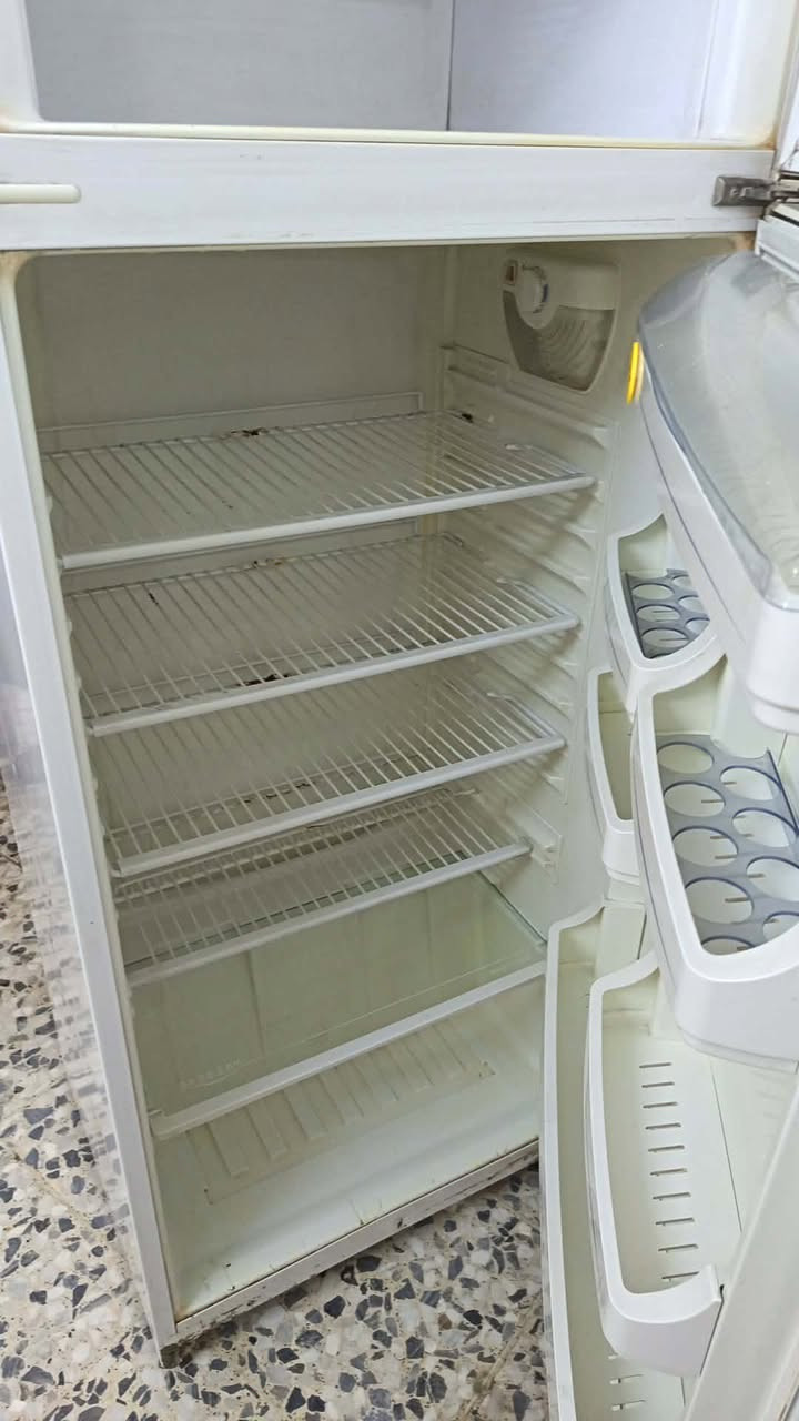 ثلاجة فستل نظيفة جدا مداخله تصليح الحجم الكبير عرضها ٨٠ والطول ١٨٠
السعر ٢٥٠
كاونتر ٥ قطع ٤٠٠
غرفة تركيه اصليه كنتورها كبير ٤٠٠
طباخ ميديا استخدام قليل جدا ناره كلش زينه والفرن مالته كلش زين السعر ٣٥٠


**إذا كنت صاحب هذا الإعلان وتريد حذفه لأي سبب، رجاءا أرسل رسالة إلى الدعم الفني**