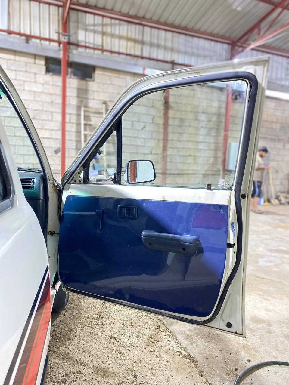 السلام عليكم من بعد اذن الأمن اخوان سياره بيك اب موديل 1989 دبل قماره الرقم دولي باقي لوحات سنويه لل 29 السيارة مكفوله من الضربه القويه والعيب الشرعي مكينه وكير وشاصي وتكم وقماره مكفولات باور ستيرن السيارة معمره تعمير حلو ومتعوب عليها وجاهزه من كل شي السعر 65 وبيها مجال شي قليل كلش التواصل(***********) وات ساب او *********** واشكر الجميع
