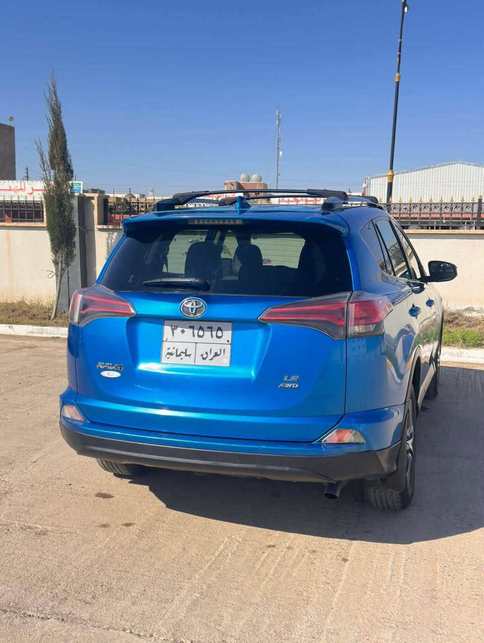 🚘 للبيع – Toyota RAV4 LE موديل 2018 – أمريكي 🇺🇸
📌 المواصفات العامة:
 • الموديل: 2018
 • الفئة: LE
 • الاستيراد: أمريكي
 • العداد: 89,600 ميل
 • رقم السيارة: سليمانية
 • السنوية: باسمي
⚙️ المواصفات الفنية:
 • محرك 2.5 لتر 4 سلندر
 • ناقل حركة أوتوماتيك 6 سرعات
 • نظام دفع أمامي (FWD)
 • نظام ECO لتوفير الوقود
 • صرفية اقتصادية ممتازة
🛡️ أنظمة الأمان:
 • وسائد هوائية متعددة
 • نظام ABS مانع انغلاق المكابح
 • نظام الثبات الإلكتروني (VSC)
 • نظام التحكم بالجر (Traction Control)
 • كاميرا خلفية
 • حساسات (سونار) خلفية
🎛️ المواصفات الداخلية:
 • شاشة معلومات وسطية
 • بلوتوث + AUX + USB
 • تحكم من المقود
 • مثبت سرعة
 • تكييف مركزي قوي
 • زجاج ومرايا كهرباء
 • قفل مركزي + ريموت
 • كراسي قماش نظيفة جداً
🔧 الحالة:
 • السيارة كلين ✔️
 • فقط ضرر خفيف برأس البونيد
 • تعديل على البارد بدون صبغ
 • لا توجد أي قطعة مبدلة
 • شاصي سليم 100%
 • الفحص متاح لأي مكان
- السعر : 158 

📞 للتواصل:
د. علاء يوسف الجعاطة
***********
