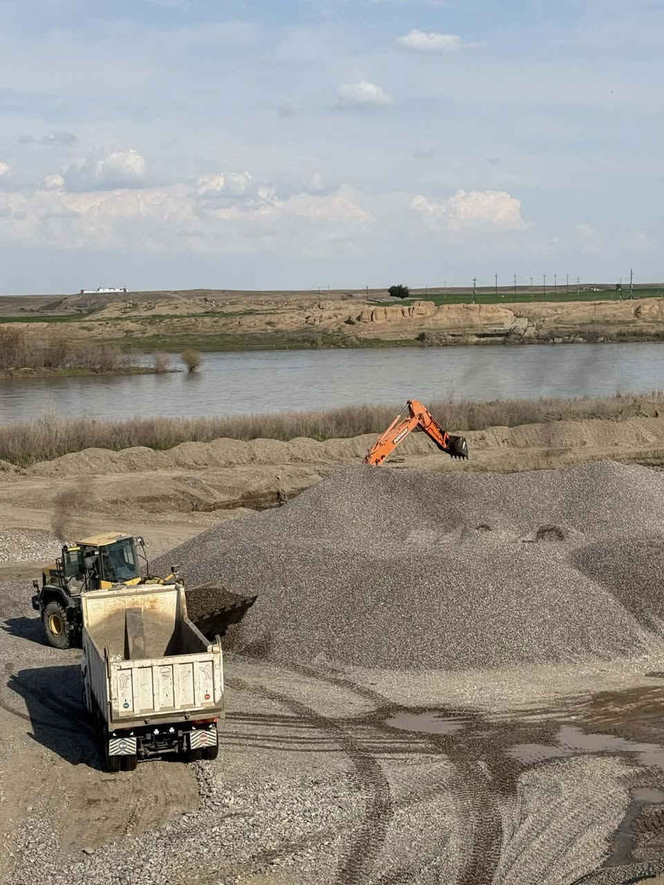 السلام عليكم 
إلى أهالي بيجي   والزويه والمناطق المجاورة 
على بركه الله تم افتتاح معمل حصو ورمل شركة ( خير  المقاصد )  في قرية النمل بادرة صفاء ال اسماعيل 
  .. 
رمل نهري  شرط اسود خالي من الأملاح  والشوائب  بحص حجر درجه اولى 
الاسعار 
1 - سكس رمل واصل بيجي 180 
2 - تك رمل واصل بيجي 140 الف 
3- سكس بحص واصل 70 
4 - سكس حجر  65
5 - سكس رمل داخل المعمل 120 
6 - البحص داخل المعمل 15 
7 - الحجر داخل المعمل 10 
#معامل  البلوك والكونكريت والأسفلت  مستعدون لتجهيزكم بكميات كبيرة وبنظام السلف
 هاتف / ***********
0787703595
