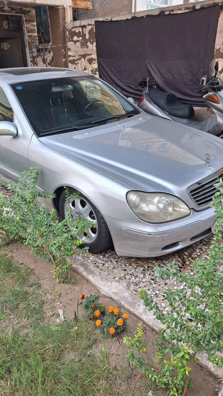 سلام عليكم سياره مارسدس غواصة موديل ٢٠٠٤ سياره جديده بدون كصه مكفول من محرك وكير وصدر سياره ادوات محرك ٦سلندر مكانه حله السعر ٦٠ وبيه مجال ***********
