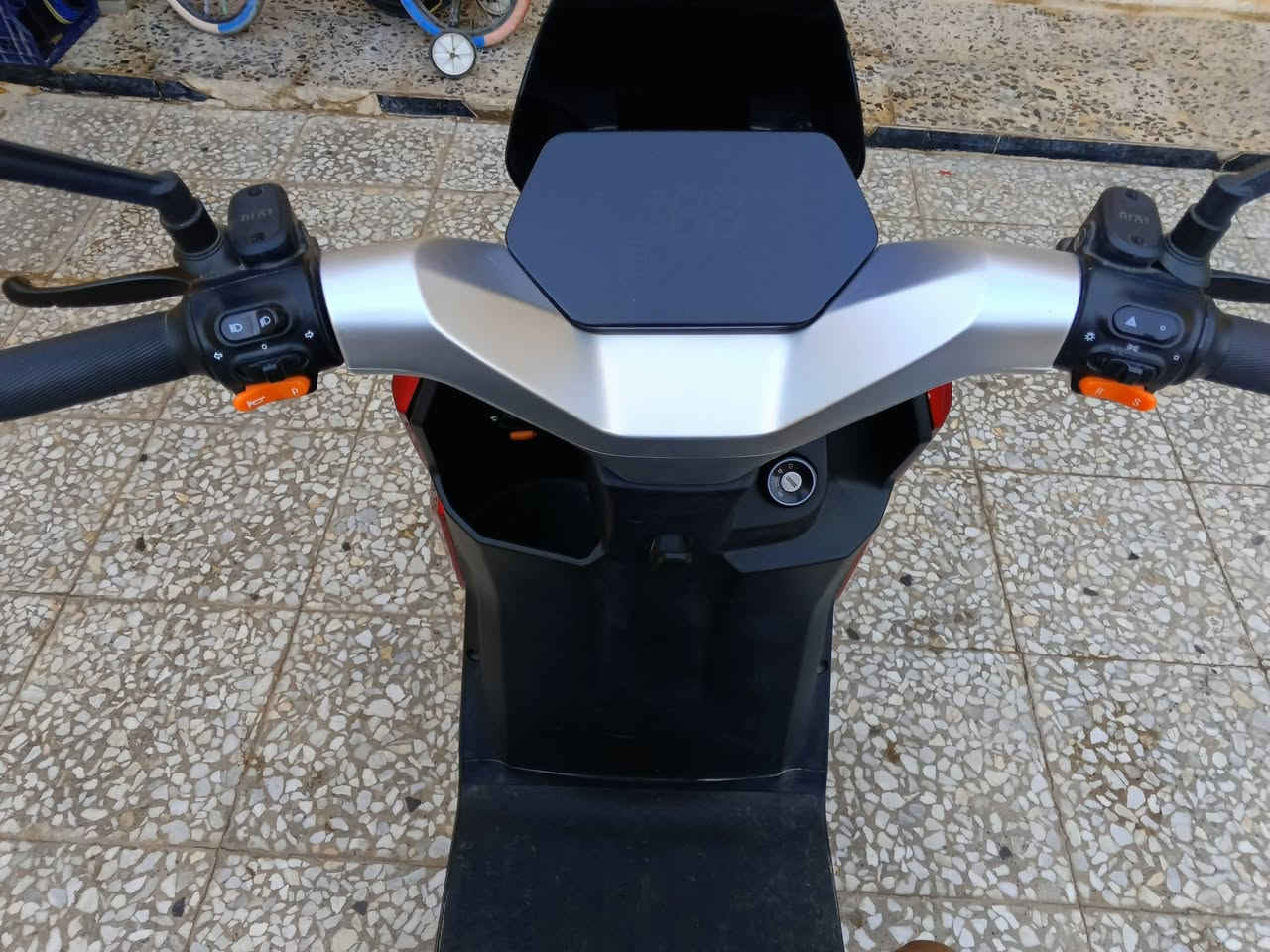 السلام عليكم دراجه شحن للبيع
سويج عدد 2
بصمه عدد 2
6بطاريات
اشاير يمين ويسار 
دبل اشاره 
لايت عالي وناصي 
شاشه تضهر فيها الشحن والعطل الي يصير بالدراجه 
دراجه نضيفه وجديده بيه فقط بطاريه وحده واكفه يرادله تبديل 
سعر 750وبيه مجال 
مكان بغداد مدينة الصدر 
للاستفسار ***********
