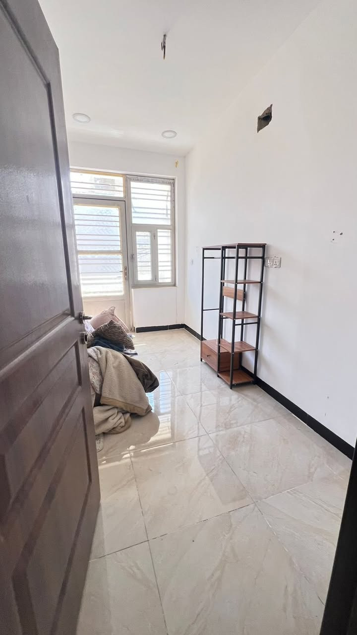 بيت نضيف للبيع
طابقين ونص الطابق الارضي بي استقبال وهول ومطبخ وغرفة نوم وصحيات
والطابق الاول بي تلث غرف نوم وصحيات 
والطابق الثاني منور وسطحين 
منطقة  الشالجيه مضرب الدبات 
رقم الهاتف 
***********
١٠٠ متر واجهه ٥ نزال ٢٥
