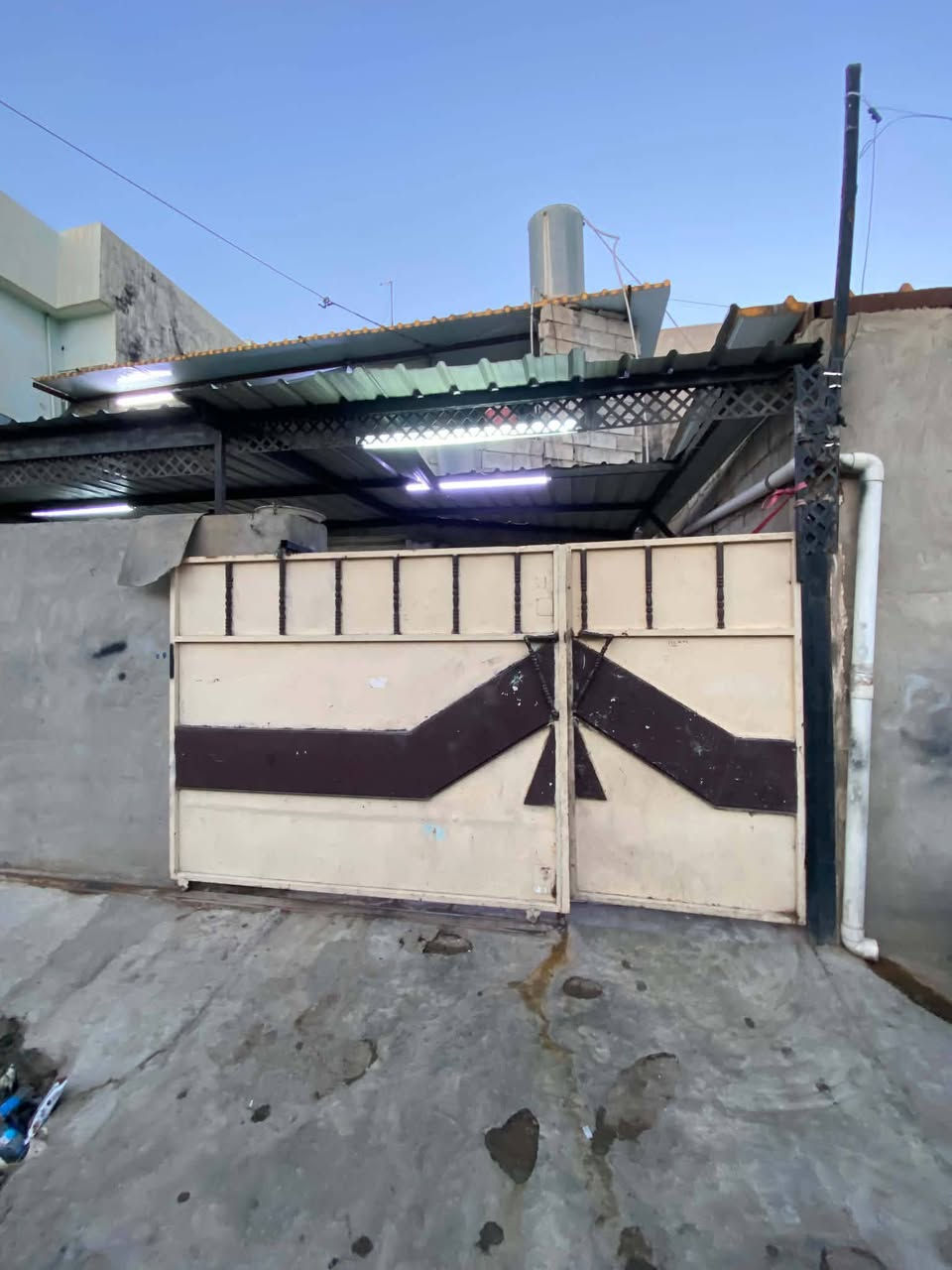 سلام عليكم 
بيت للأيجار 100 متر 
كراج وصحيات كامل 
بيت جاهز سيراميك كل نقص مابي
الموقع حي النور الأوله. قرب جامع الامام الحسن 
***********
