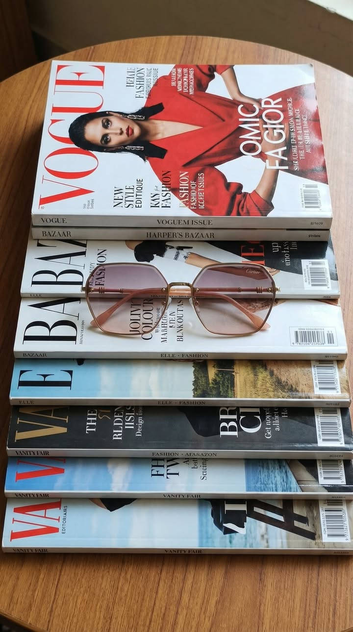 حيث تلتقي الحرفية بالخيال ✨💎
استمتعي بالفخامة المطلقة مع نظارة كارتييه السداسية. تصميم يجمع بين الدقة المتناهية في الإطار الذهبي والعدسات المتدرجة بألوان الأوركيد والوردي. قطعة لا تذبل بمرور الزمن، مصممة لمن يعشقون التميز الصامت والراقي.
لماذا ستحبينها؟
إطار ذهبي خفيف جداً يمنح راحة استثنائية.
تصميم سداسي عصري بلمسة كلاسيكية خالدة.
أذرع رفيعة تنتهي بلمسات وردية ناعمة تتناغم مع لون العدسات.
ملاحظه بدون حافضه


**إذا كنت صاحب هذا الإعلان وتريد حذفه لأي سبب، رجاءا أرسل رسالة إلى الدعم الفني**